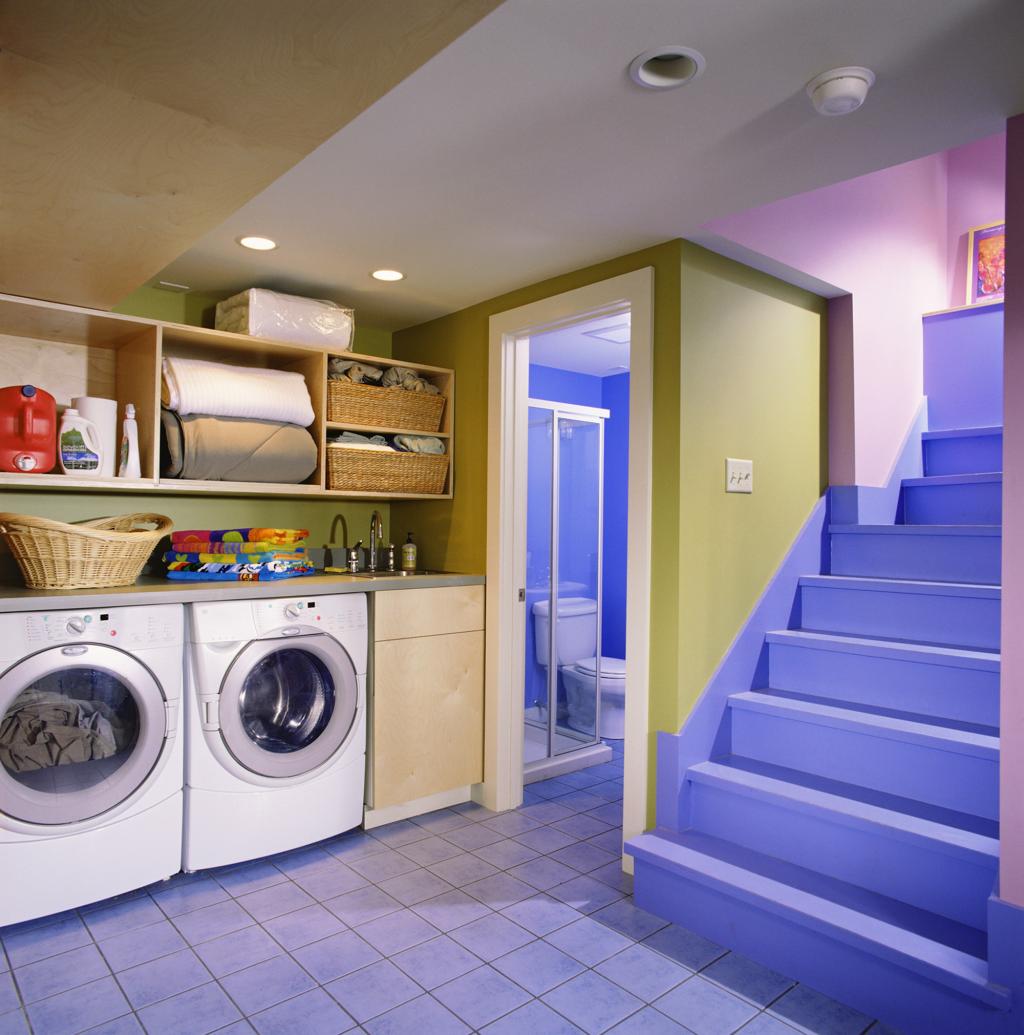 Hauswirtschaftsraum mit Waschmaschinen und separatem Bad im Keller