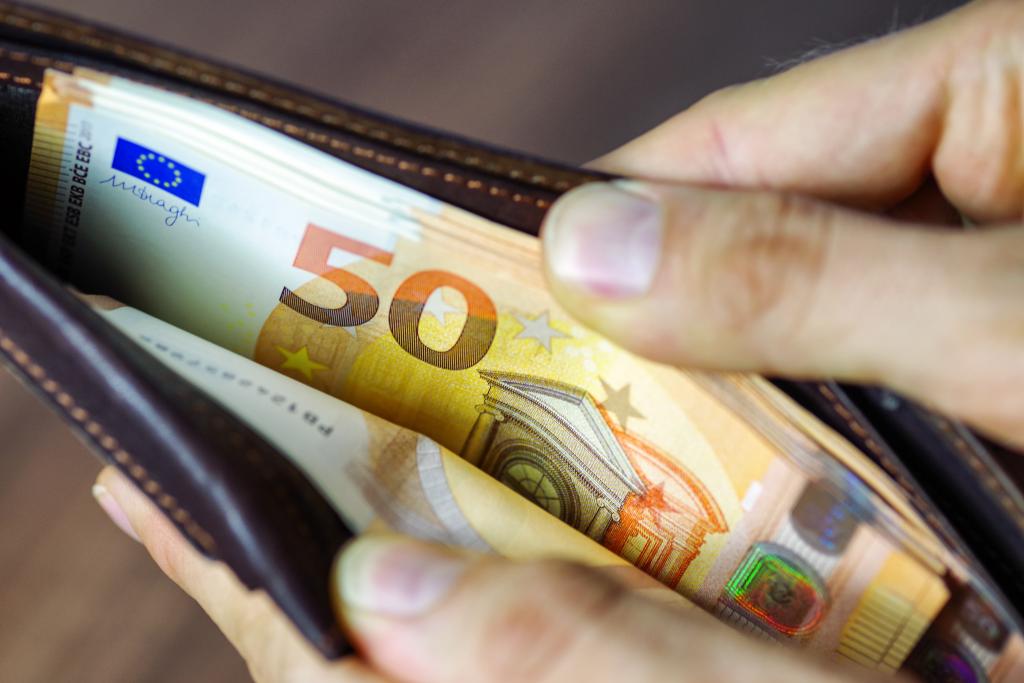 Geöffnete Geldbörse mit 50-Euro-Scheinen