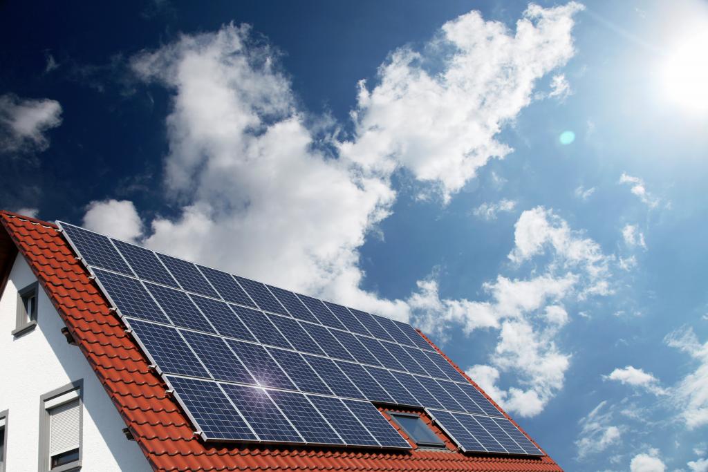 Photovoltaikanlage auf dem Dach eines Hauses.