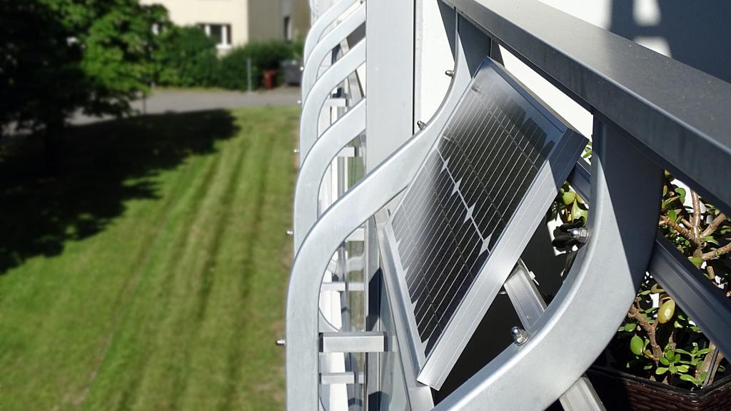 Balkonkraftwerk: Am Balkonkgeländer installierte Mini-PV-Anlage.