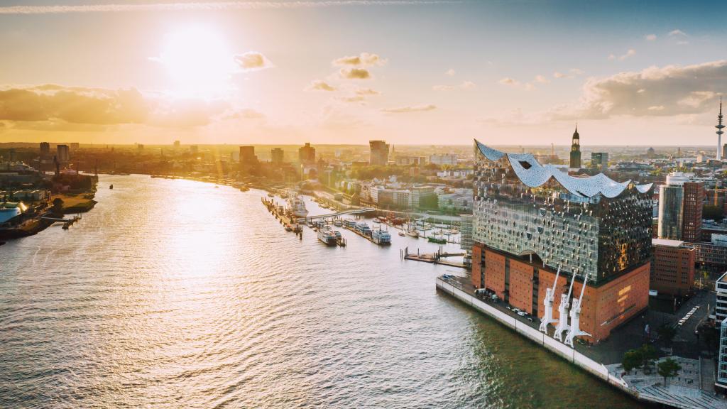 Hafen von Hamburg mit Elbphilharmonie