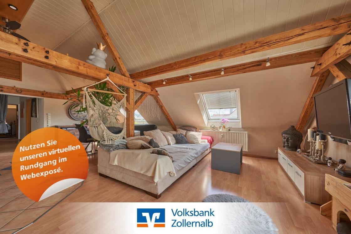 Wohnbereich mit hoher Decke