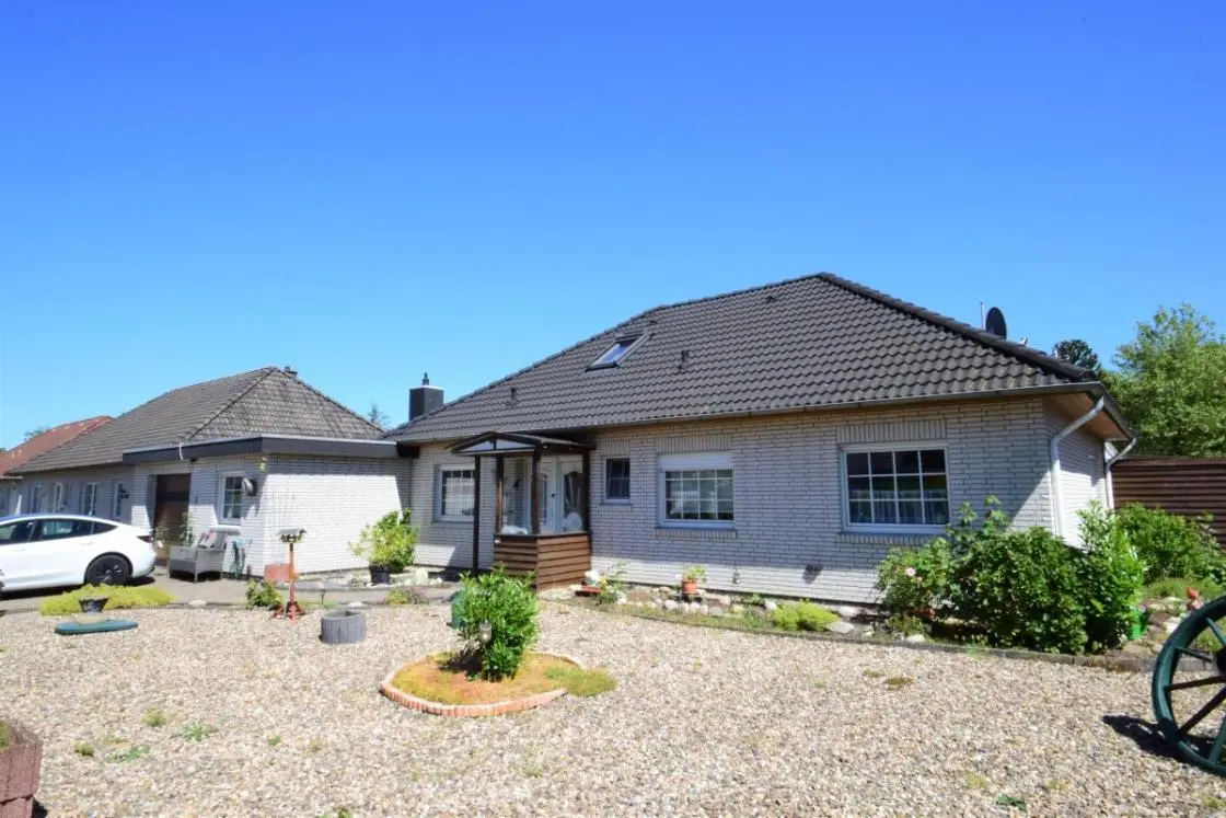 Vorderansicht mit Garage