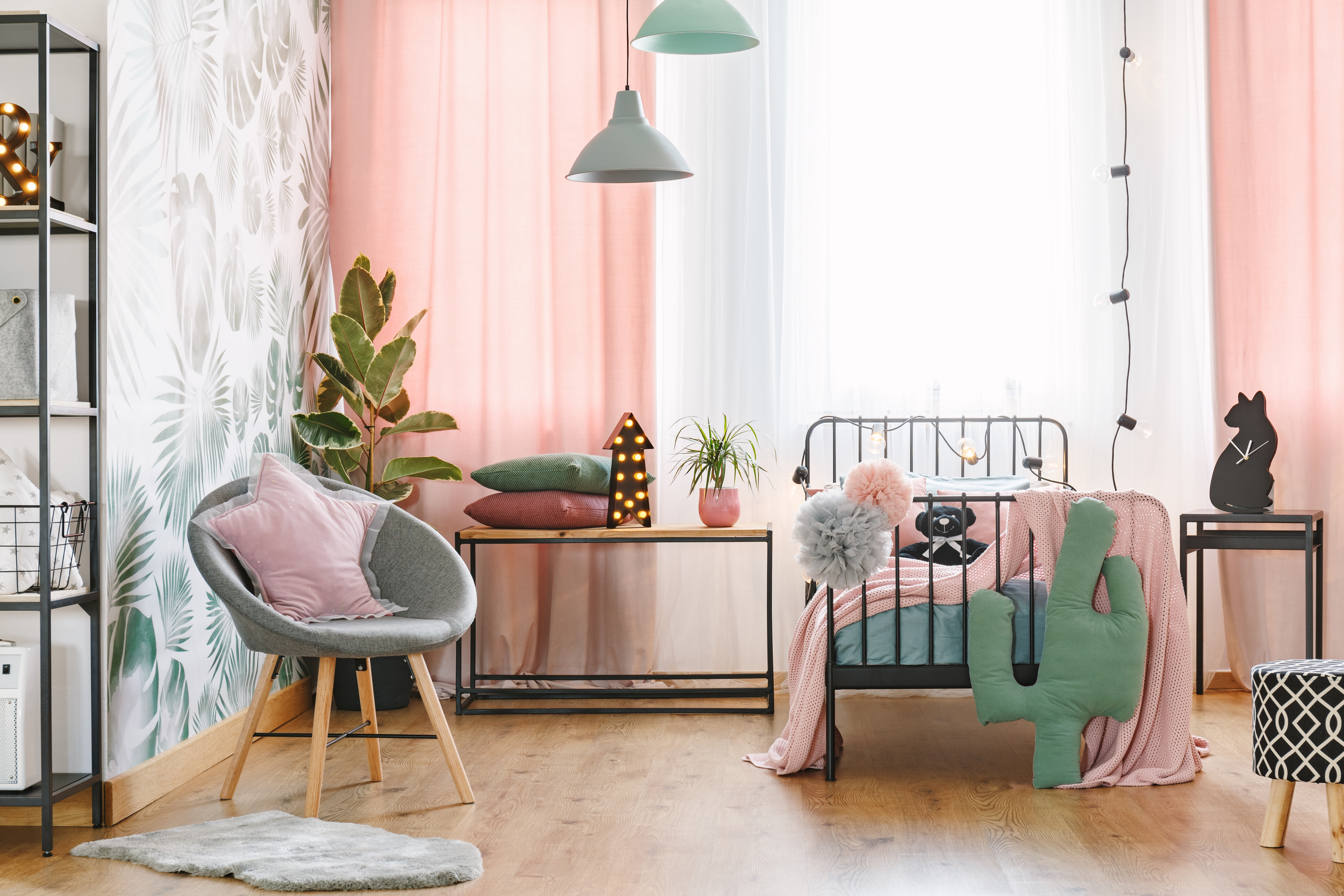 Kinderzimmer mit rosa Gardinen