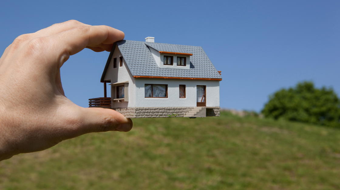 Ein Käufer stellt sich sein potenzielles Haus auf einem Grundstück vor