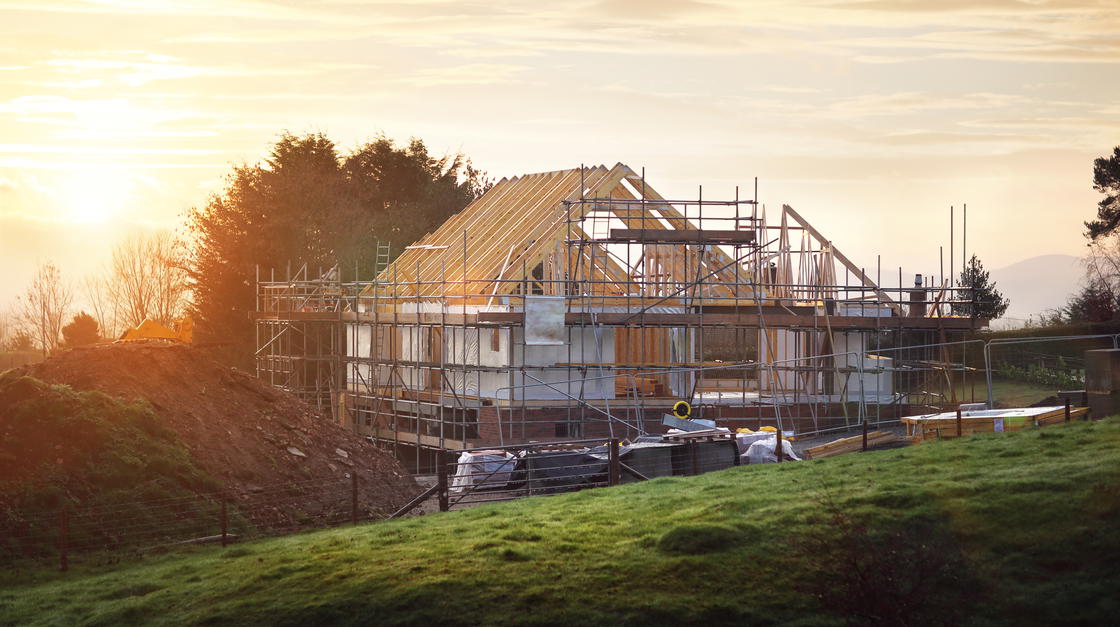 Eine Baustelle vor dem Hintergrund eines Sonnenaufgangs