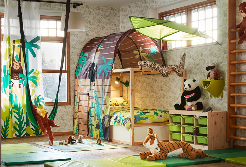 Kinderzimmer im Dschungellook mit Bett