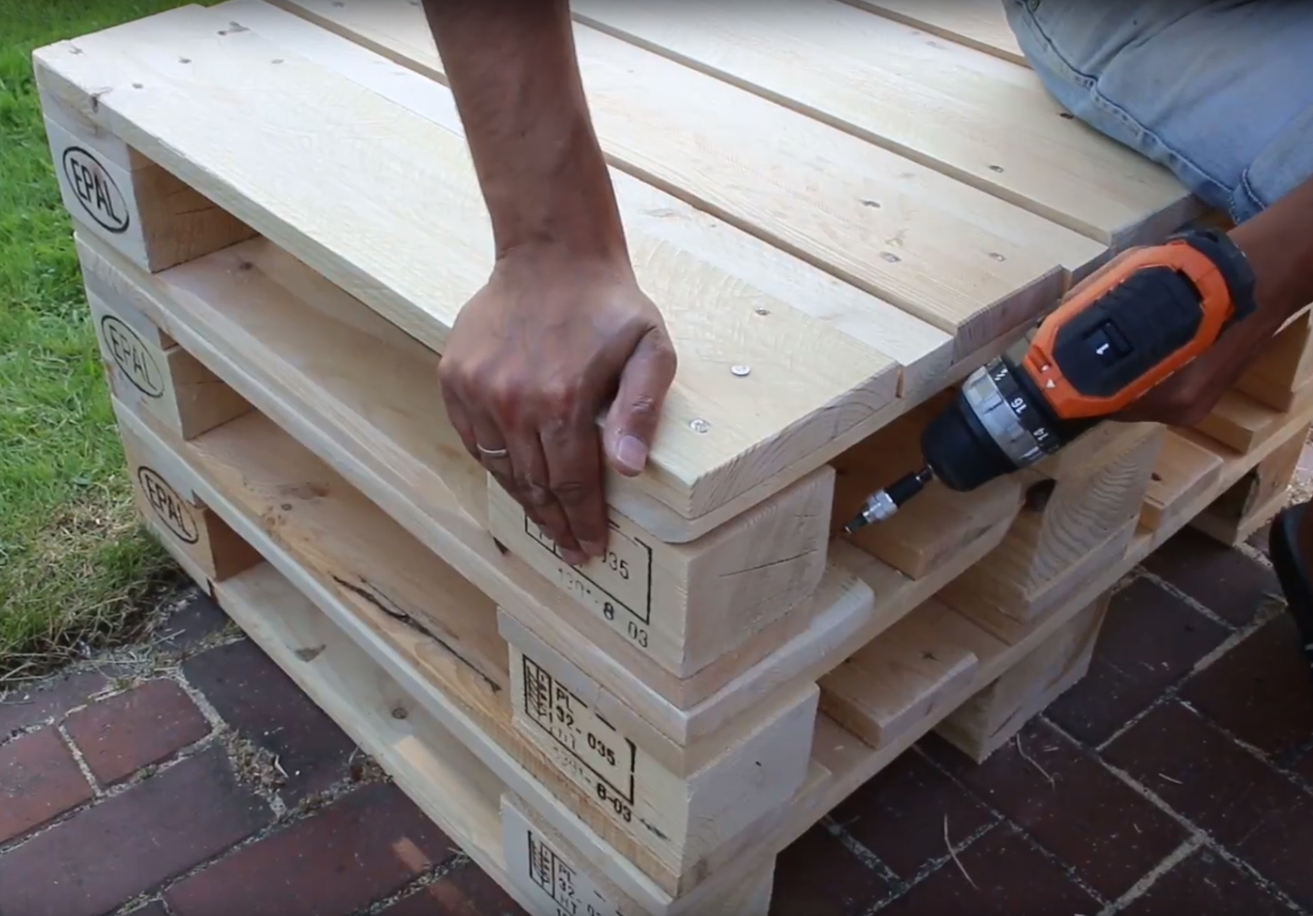 Möbel aus Paletten bauen DIYAnleitung mit Video für Tisch und Sessel