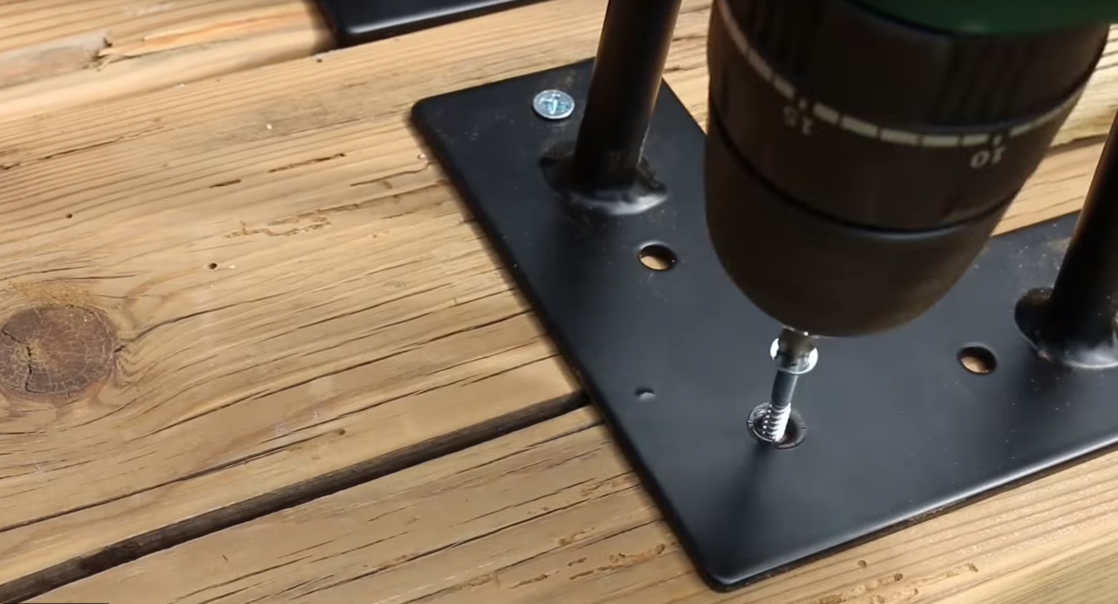 Sitzbank aus Holzbalken bauen: DIY-Anleitung mit Video