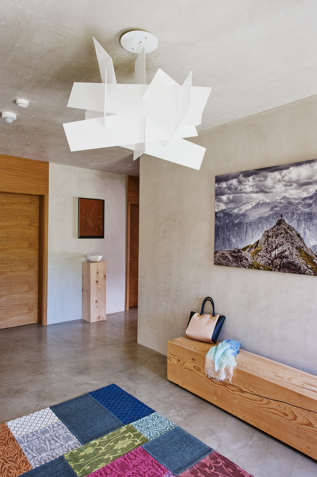 Wohnbereich mit Stampflehnwand in einem Holzhaus in Südtirol