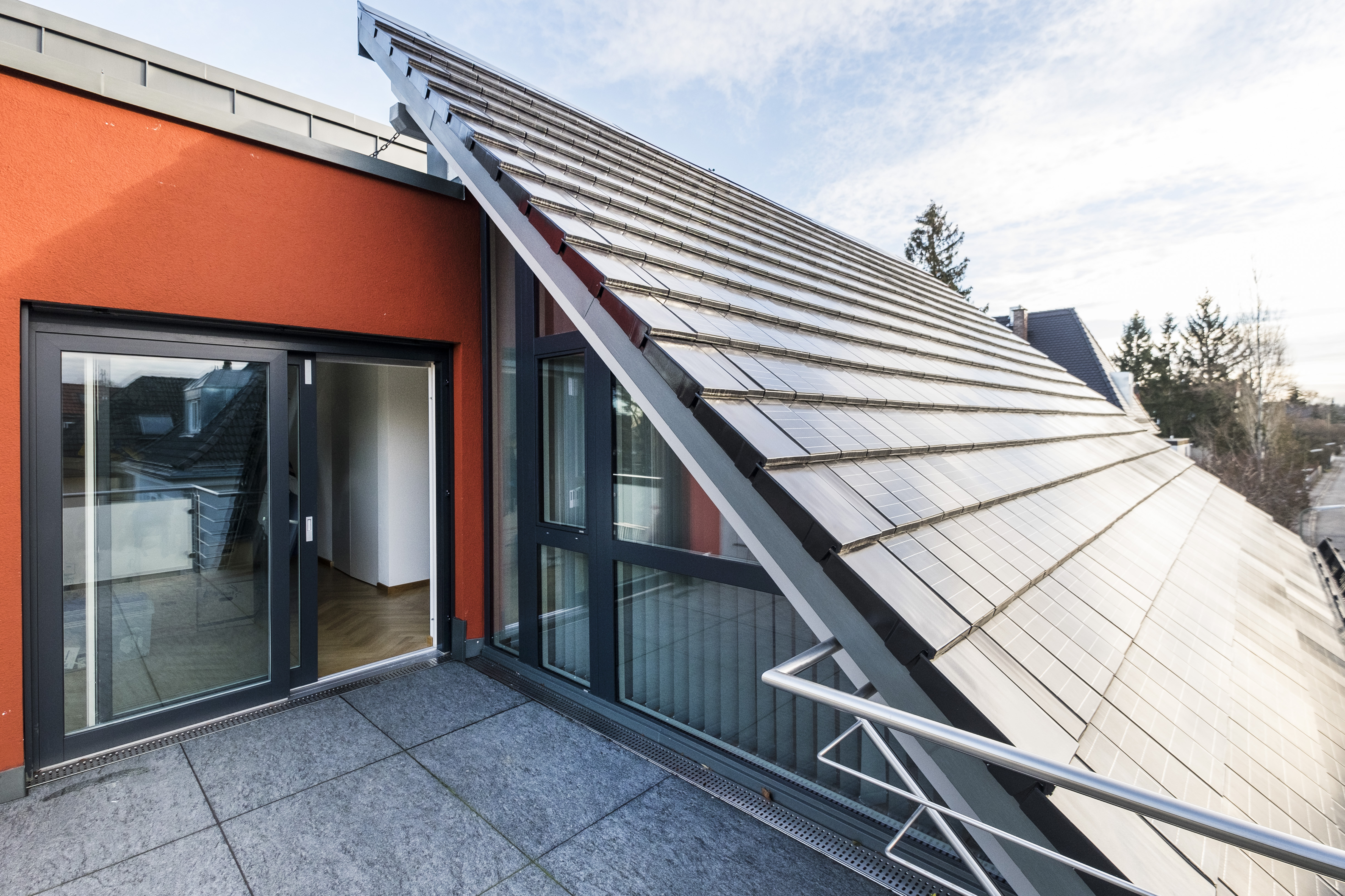 Photovoltaikanlage neben einer Dachterrasse