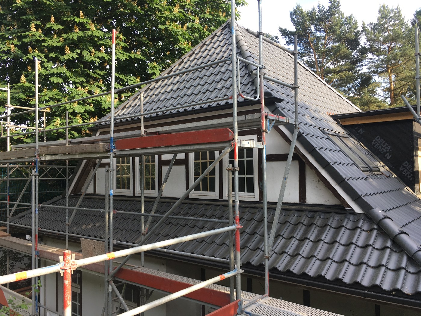 Handwerksarbeiten am Dach.