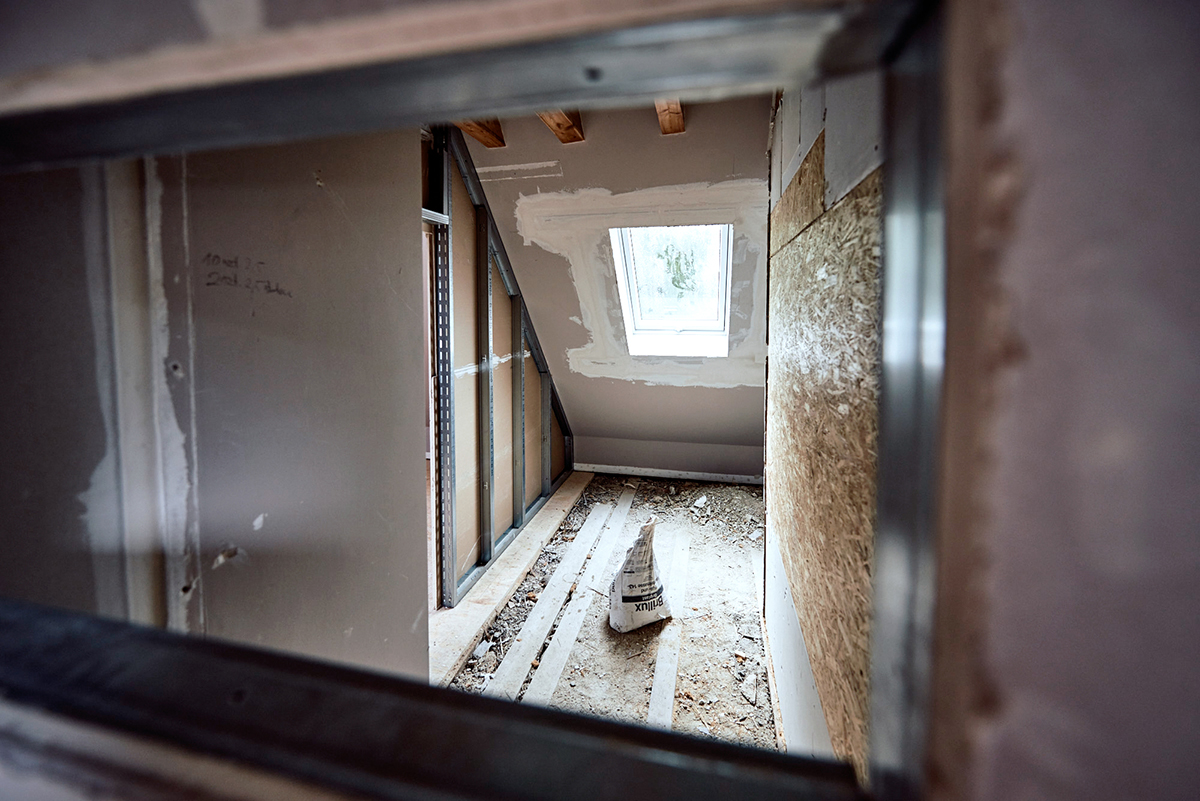Umbau eines kleines Badzimmers, Blick auf freiliegende Trennwände und das Dachfenster