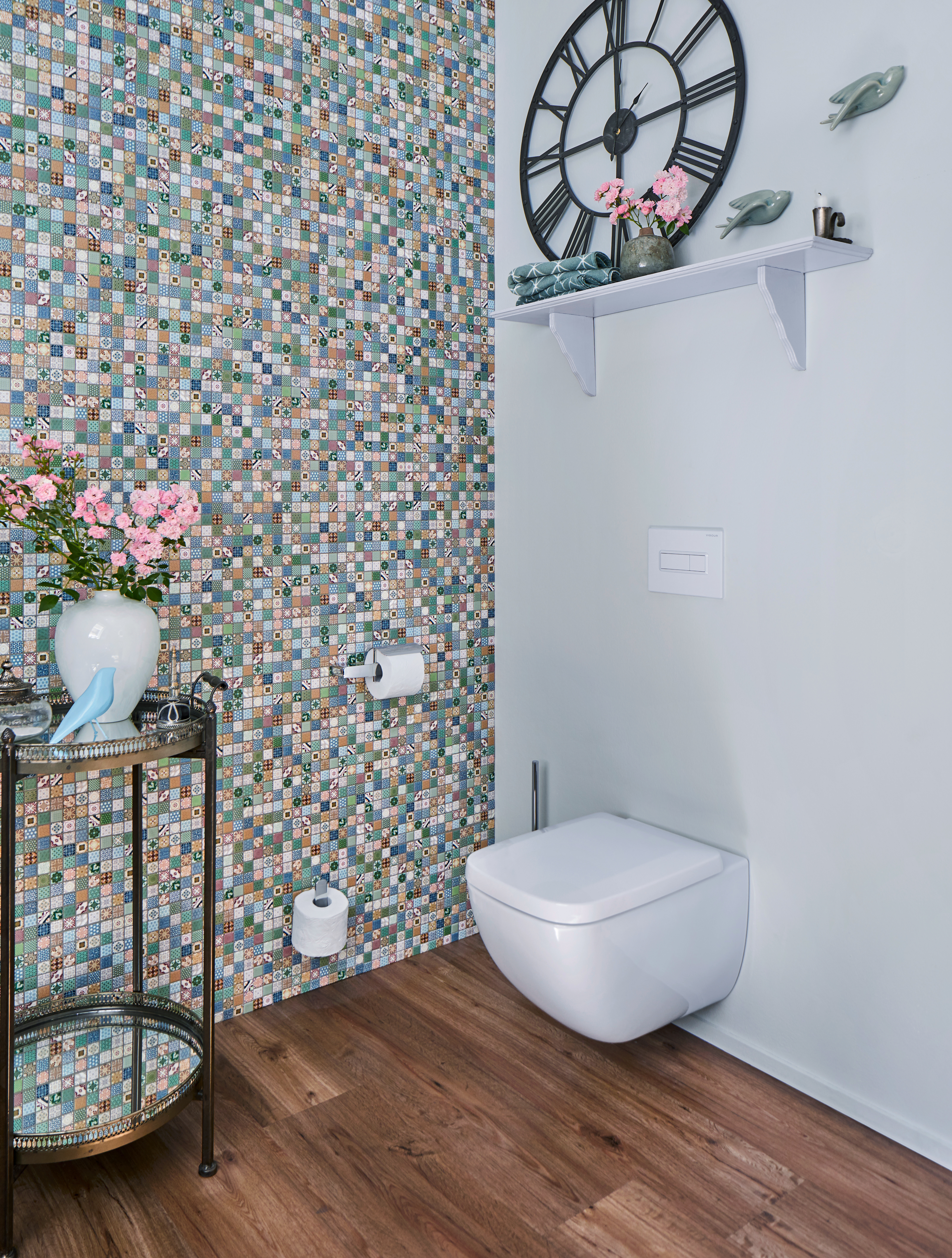 Kleines Bad mit Mosaik-Fliesenschild und Wandspül-Tief-WC