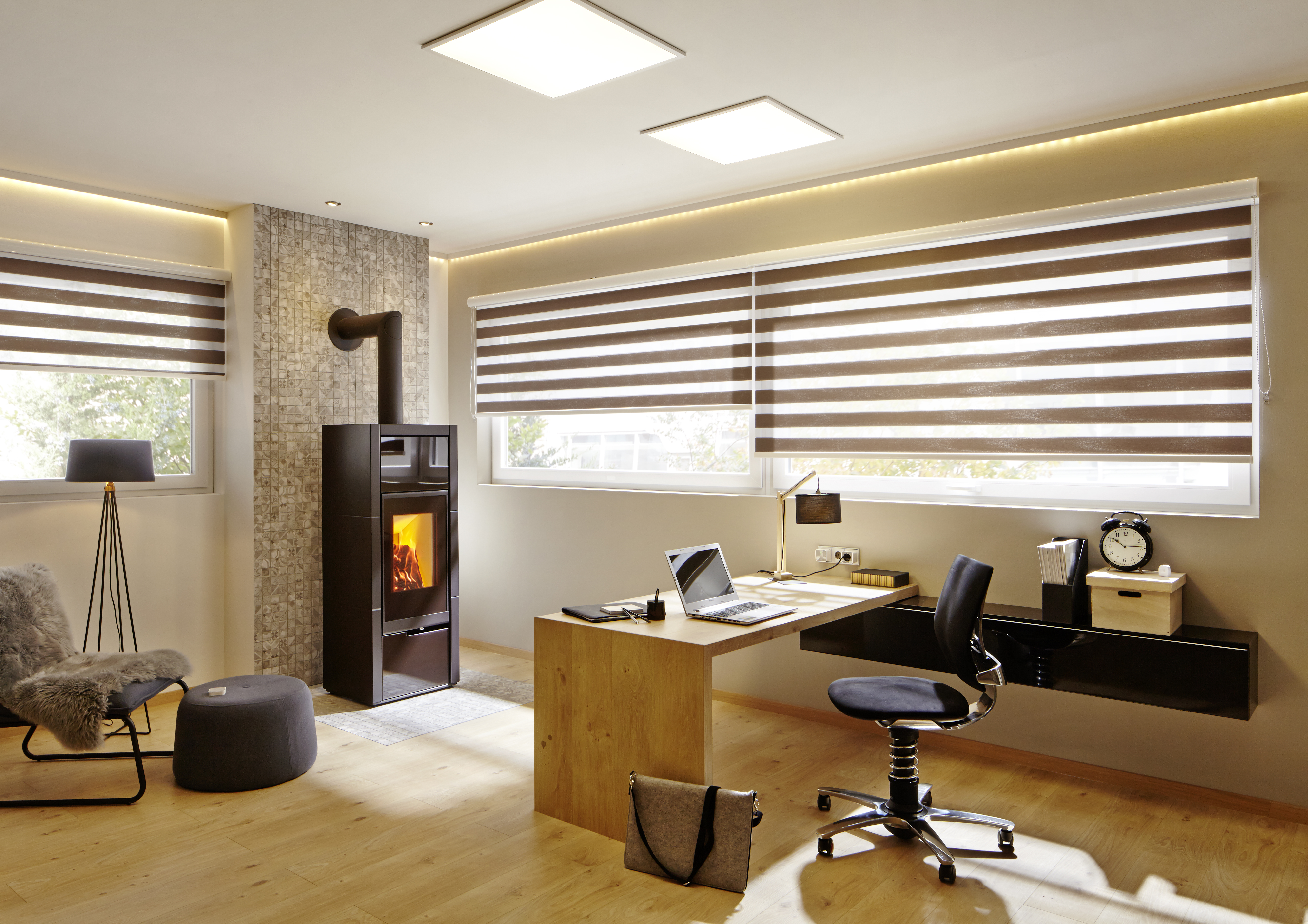 Beispiel eines voll eingerichteten Home Office mit Schreibtisch, Sichtschutz und Kamin