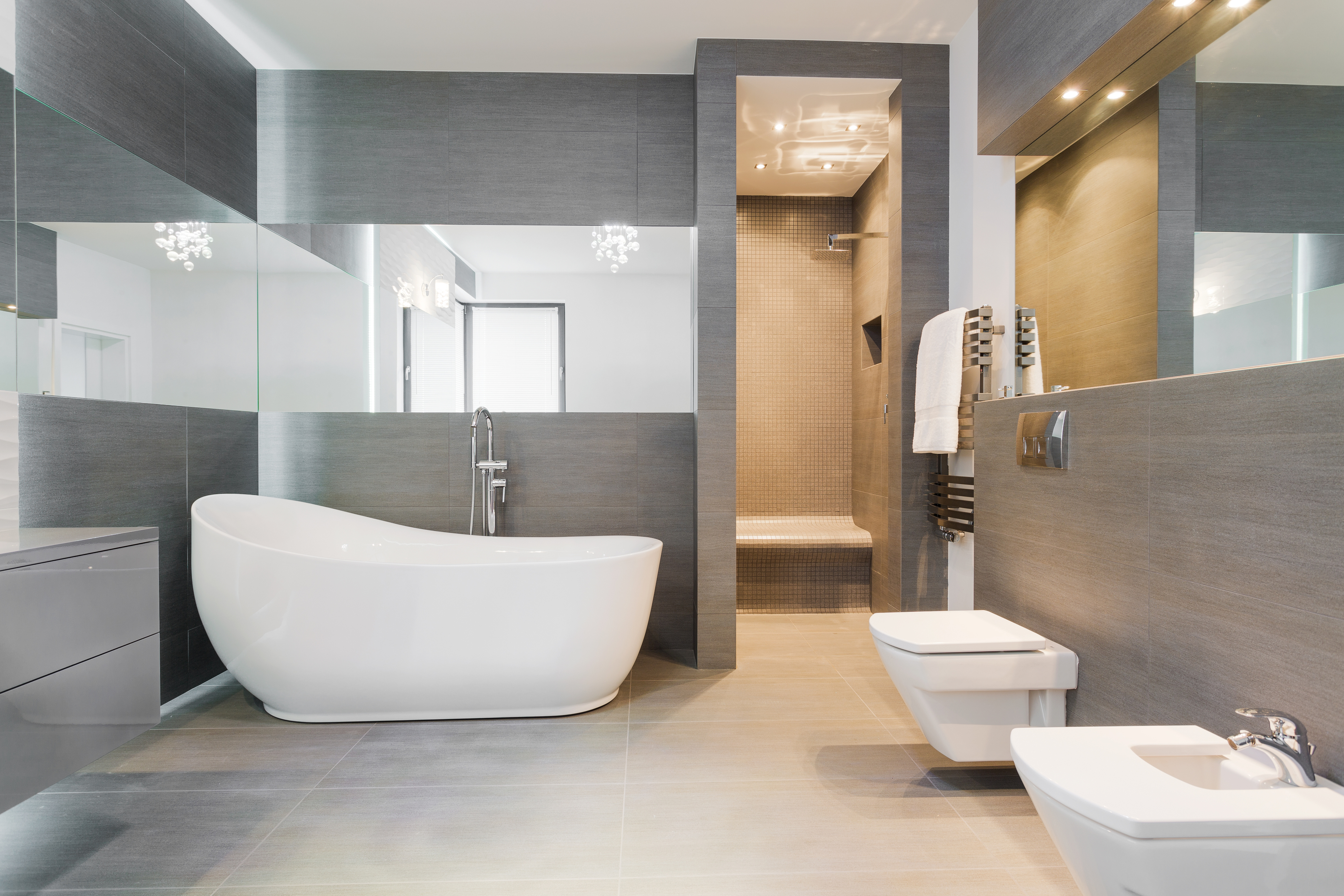 Modernes Badezimmer mit Fliesenboden