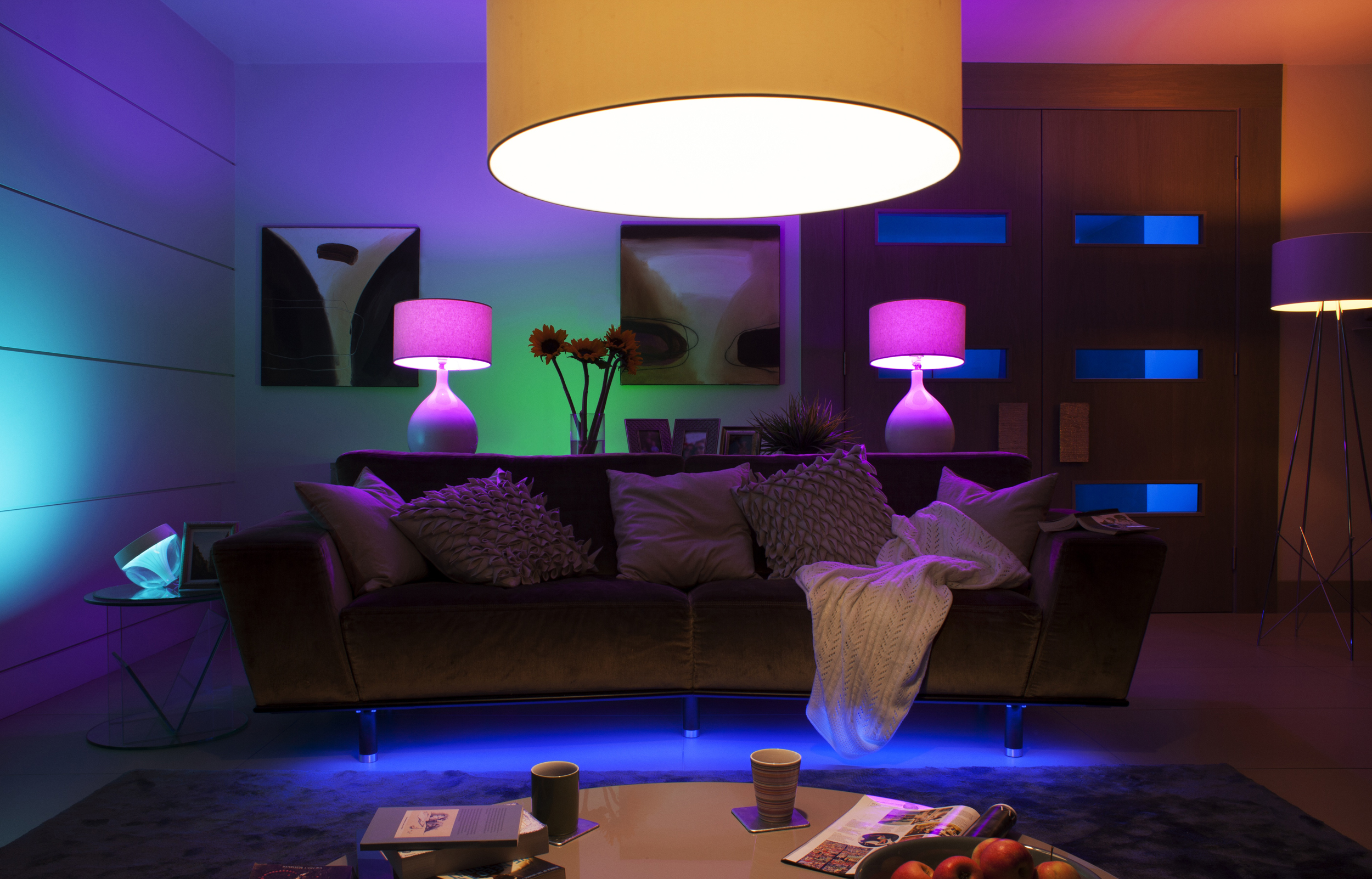 Wohnzimmer mit verschieden farbigen Lampen