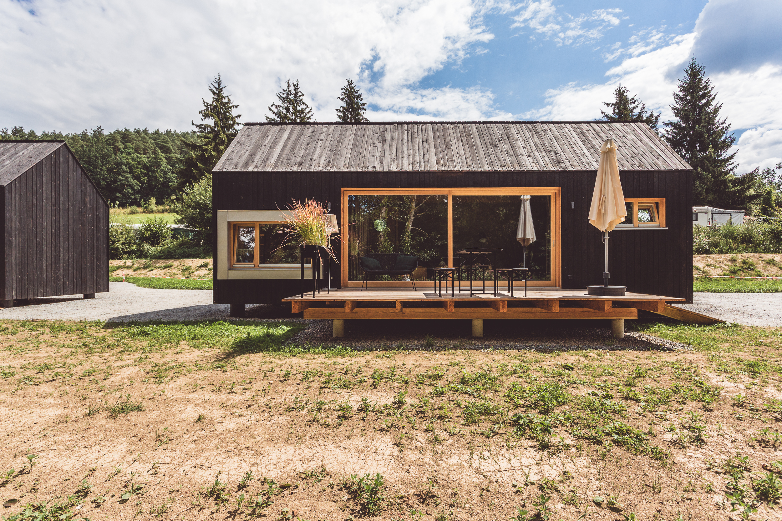 Schwarzes Tiny House im Adventure Camp Schnitzmühle