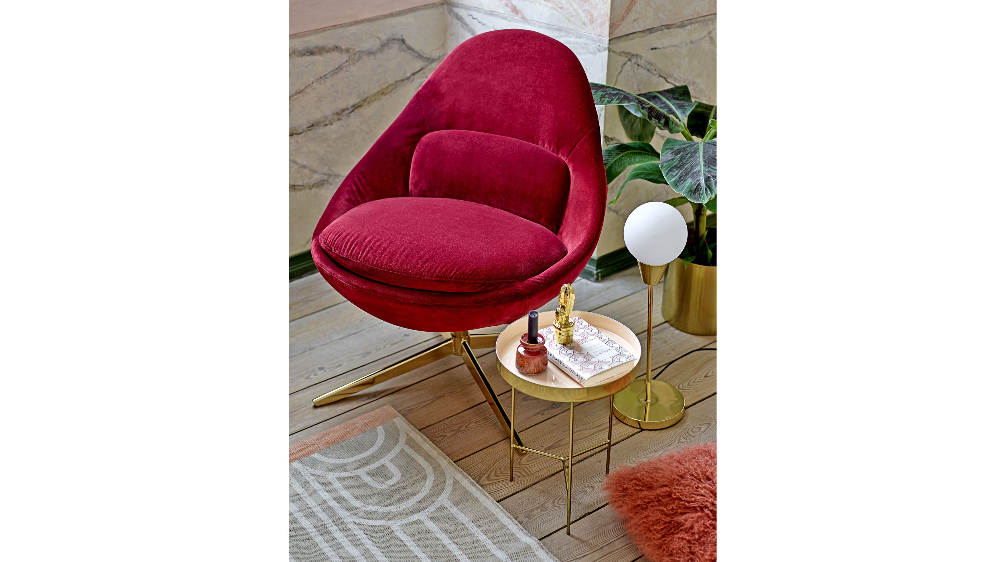 Roter Cocktailsessel und goldener Tray Table von Bloomingdale.