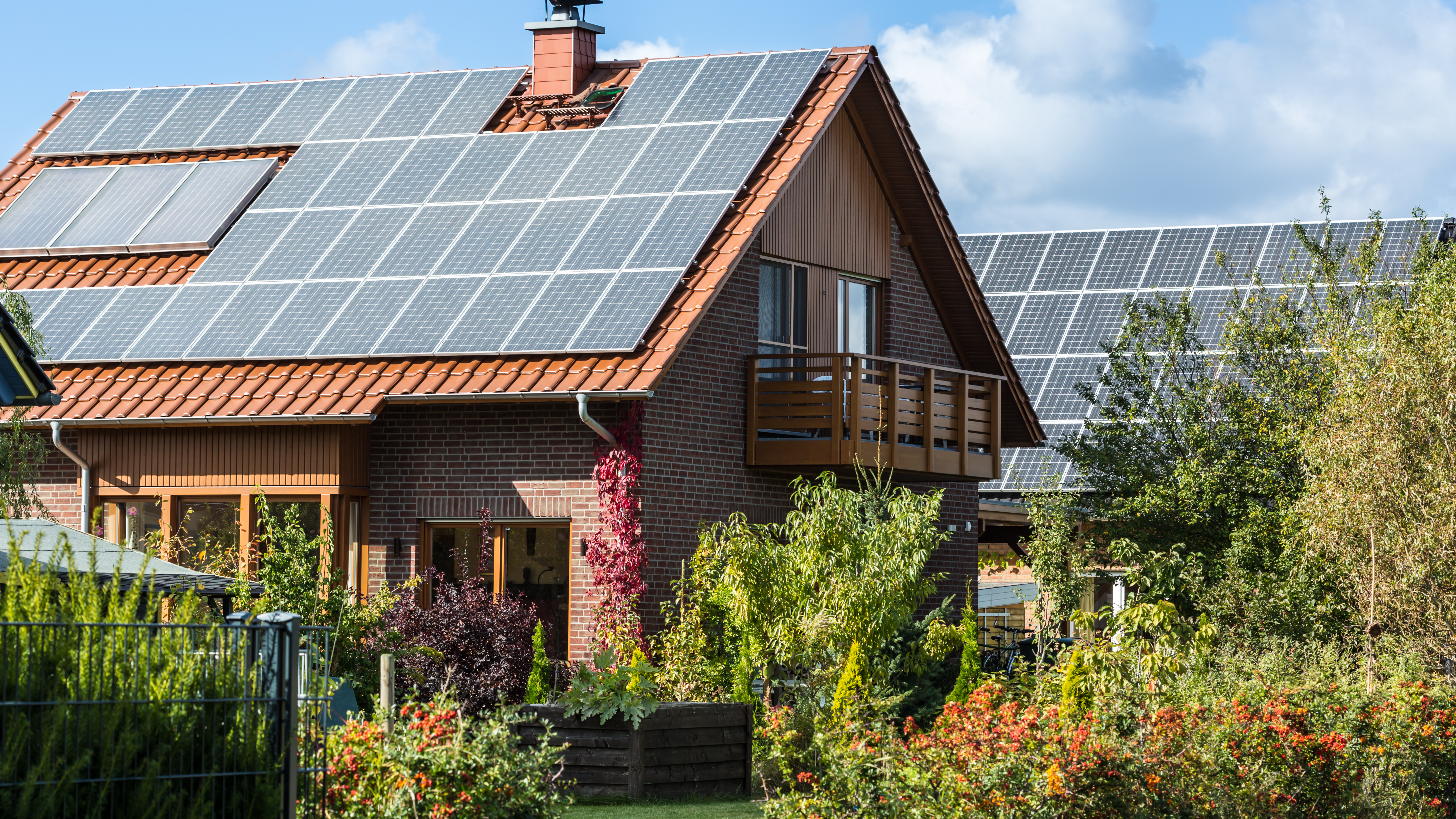 Solarzellen auf dem Dach von Neubauten