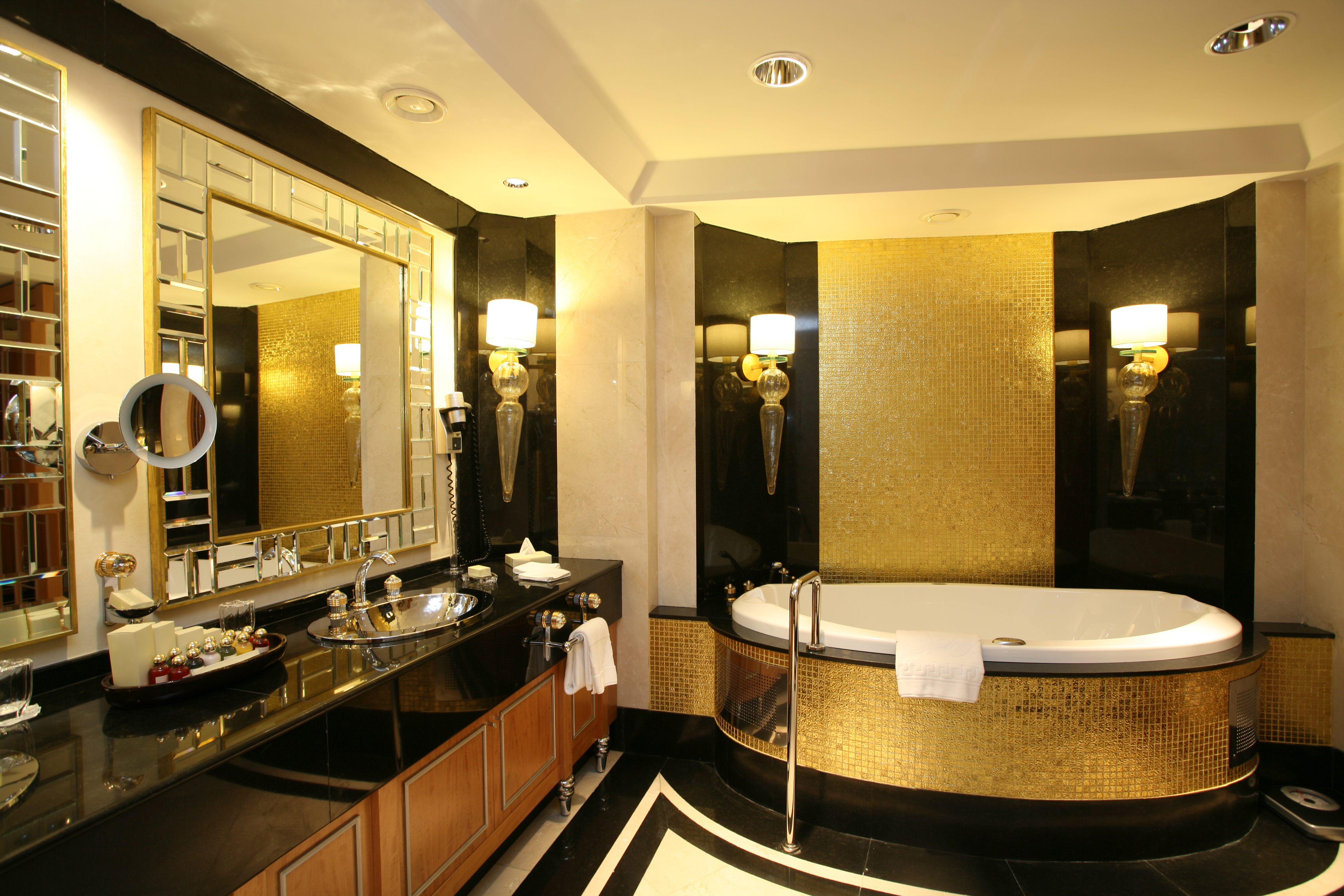 Luxury full. Шикарная ванная комната. Красивые Ванные комнаты. Ванна в золотом цвете. Роскошные Ванные комнаты.