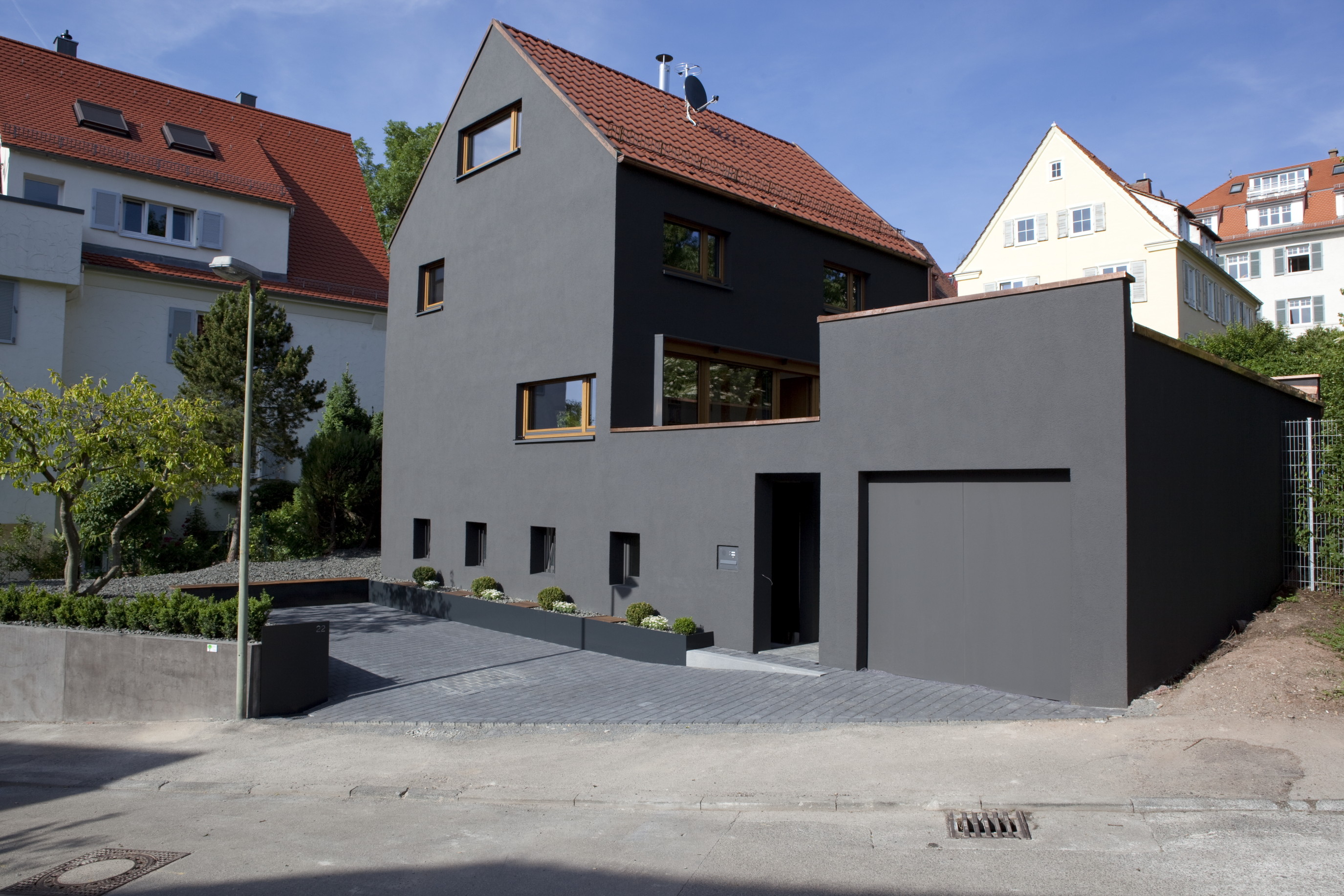 Schwarze Fassade Haus