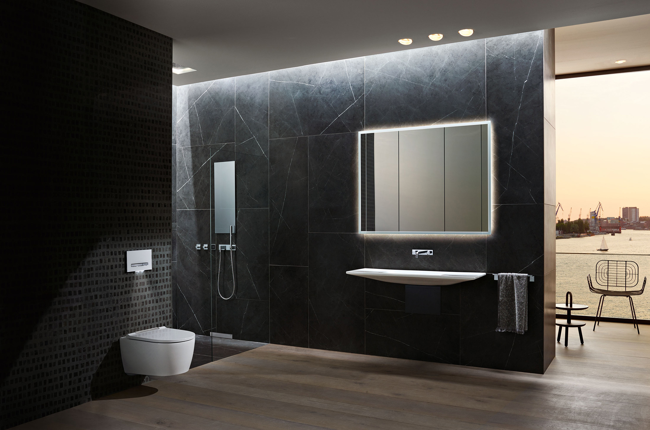 Modernes Badezimmer imit beöuchtetem WC, Spiegel, Dusche und Waschtisch.