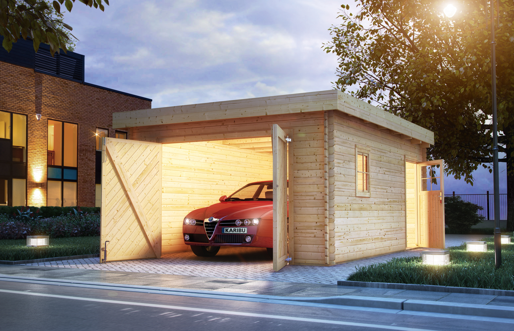 Garage in Blockbohlenbauweise aus nordischer Fichte mit offenen Flügeltüren und Auto.
