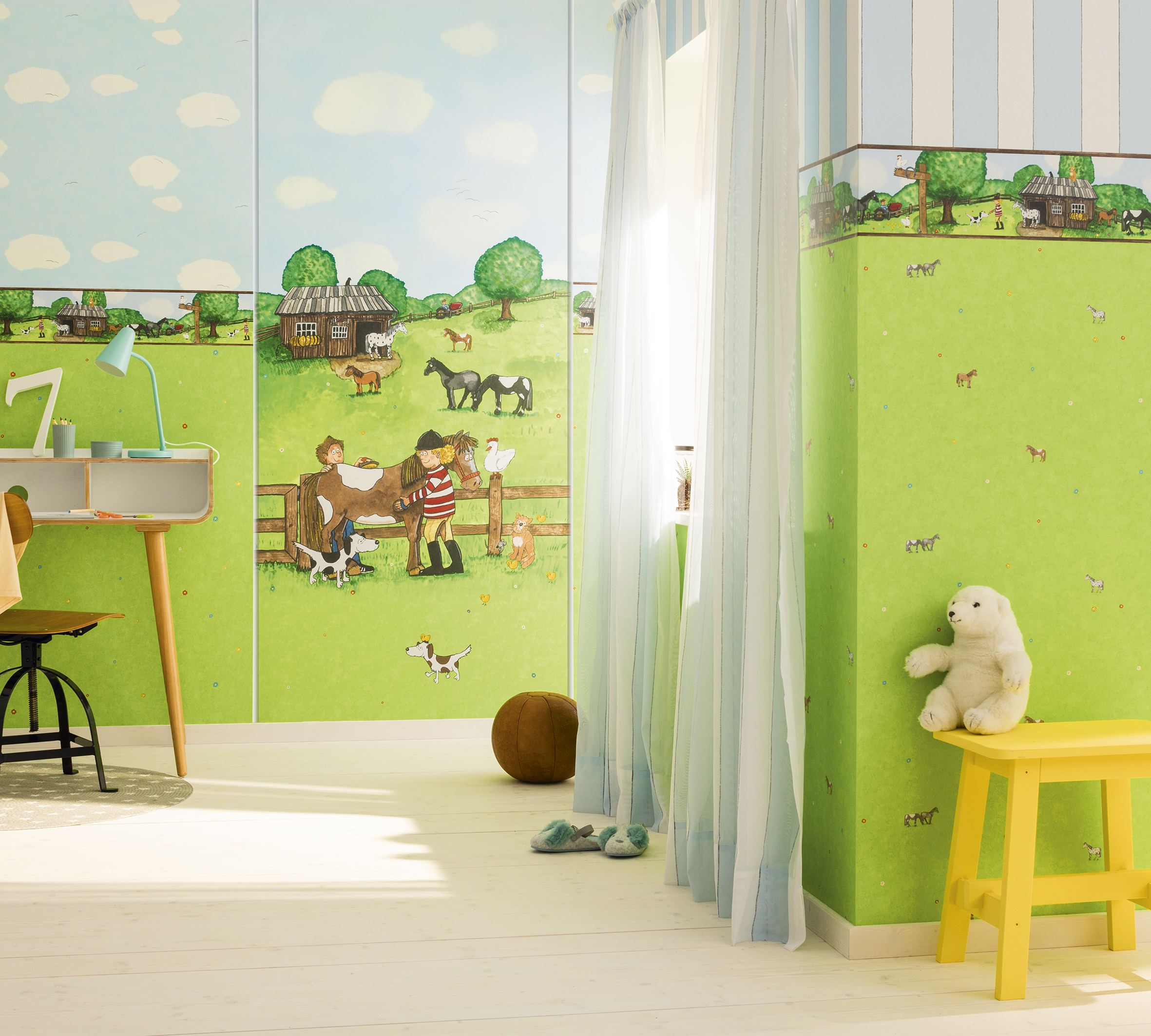 Kinderzimmer mit Schreibtisch, Teddy und Bauernhoftapete in grün.