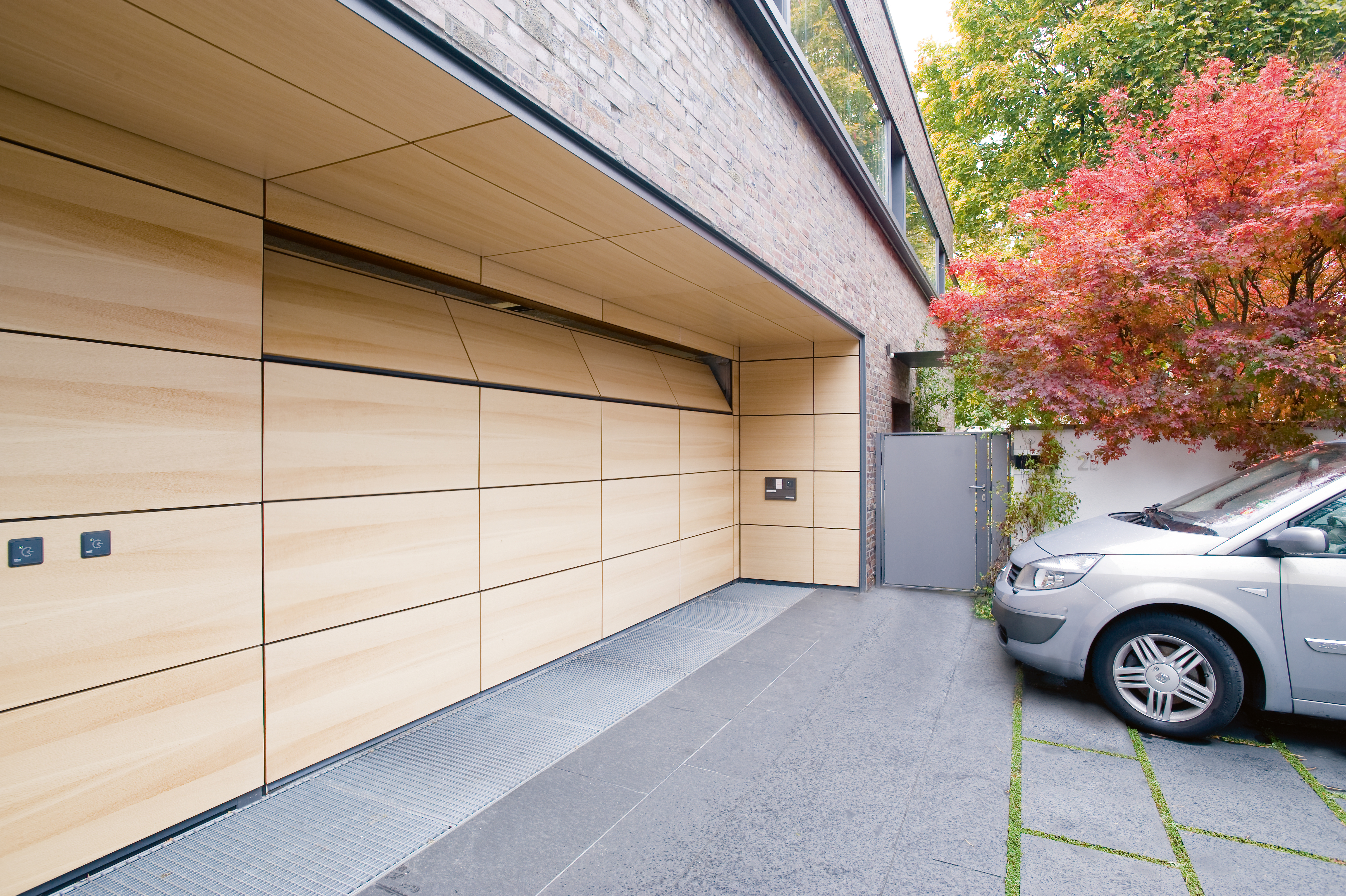 Garage mit Sektionaltor mit aufgeklapptem Element zum Lüften