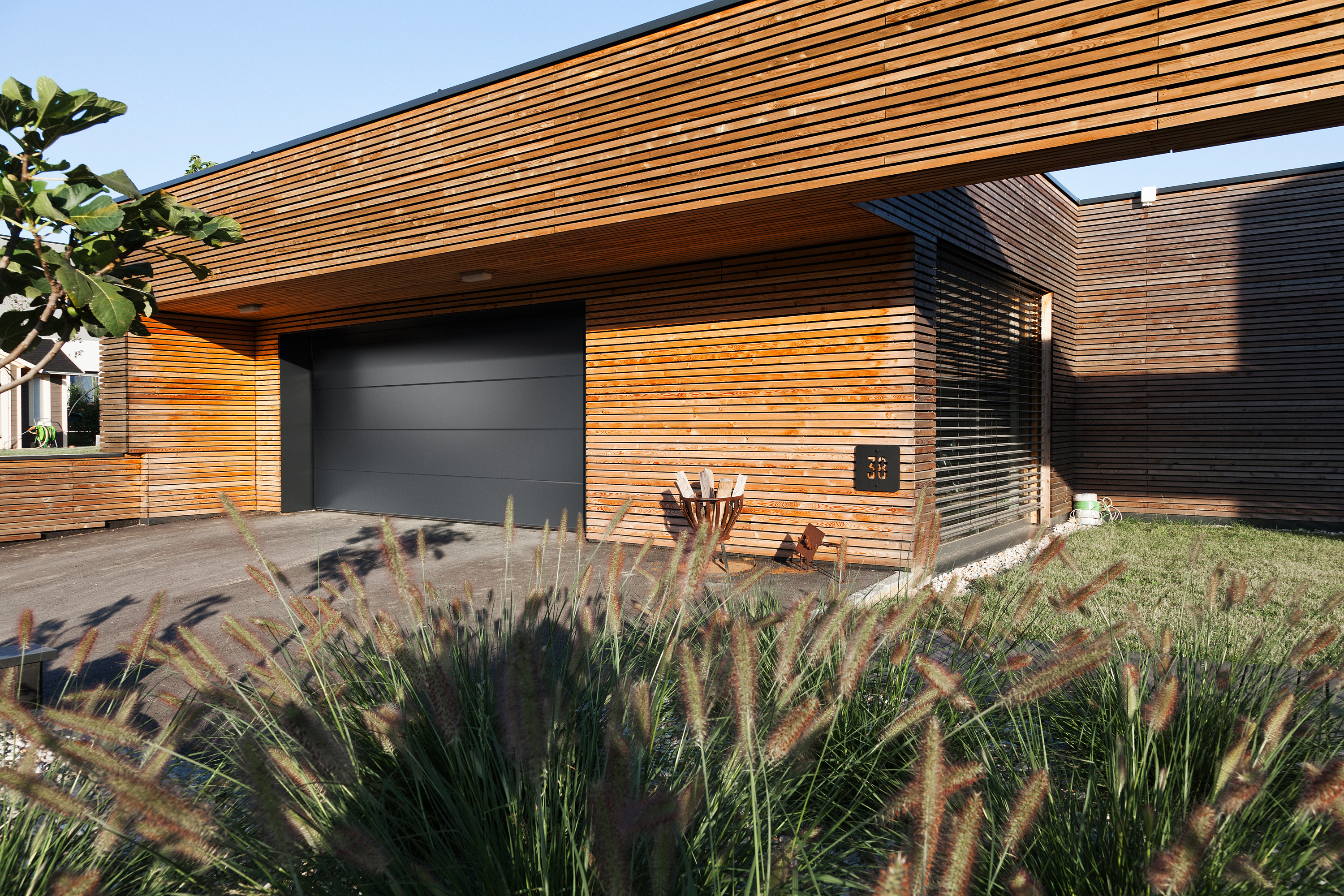 Modernes Holzhaus mit integrierter Garage.