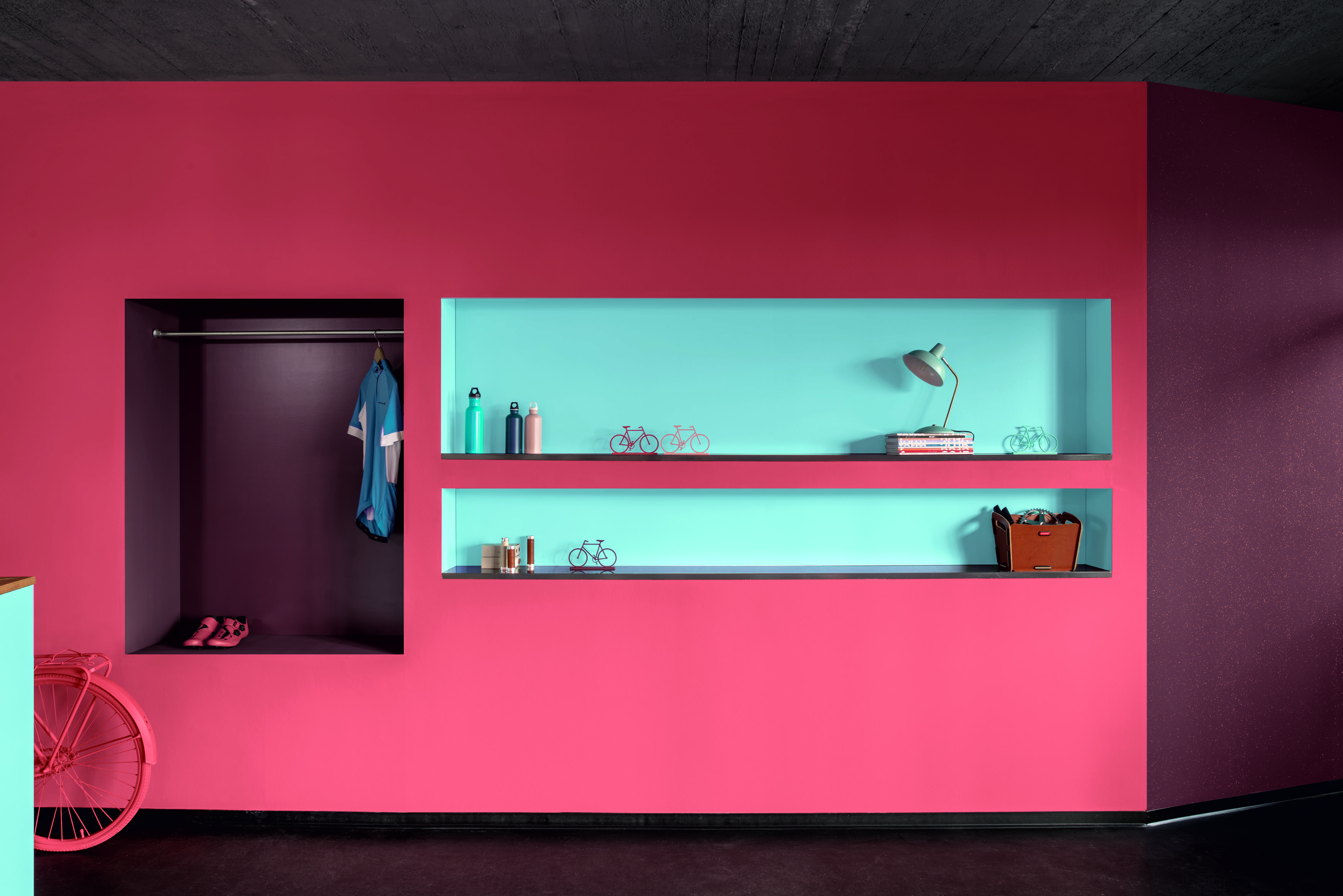 Rote Wand mit eingebautem Regal mit hellblauer Rückwand.