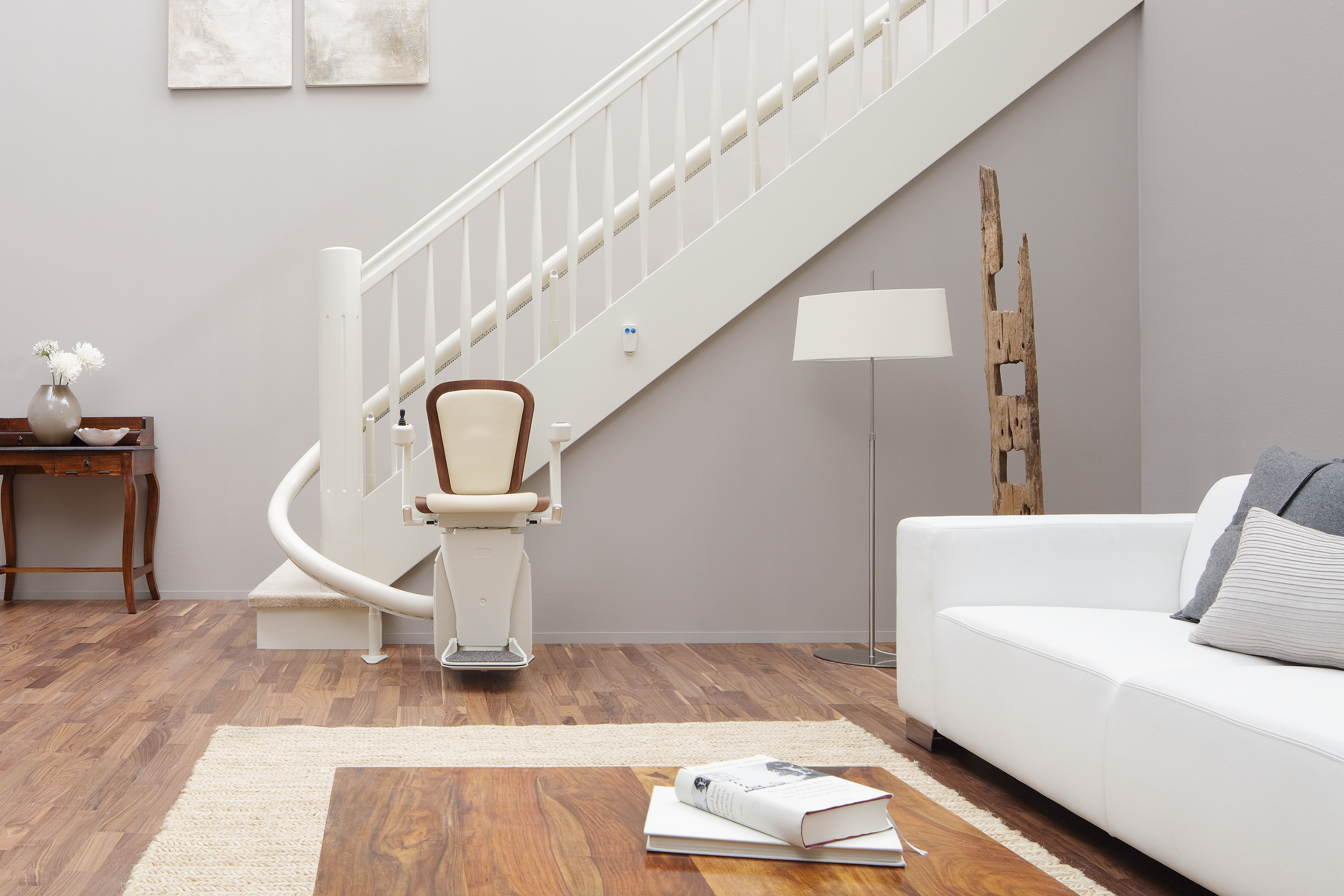 Gerade Treppe in einem Wohnzimmer mit Treppenlift.