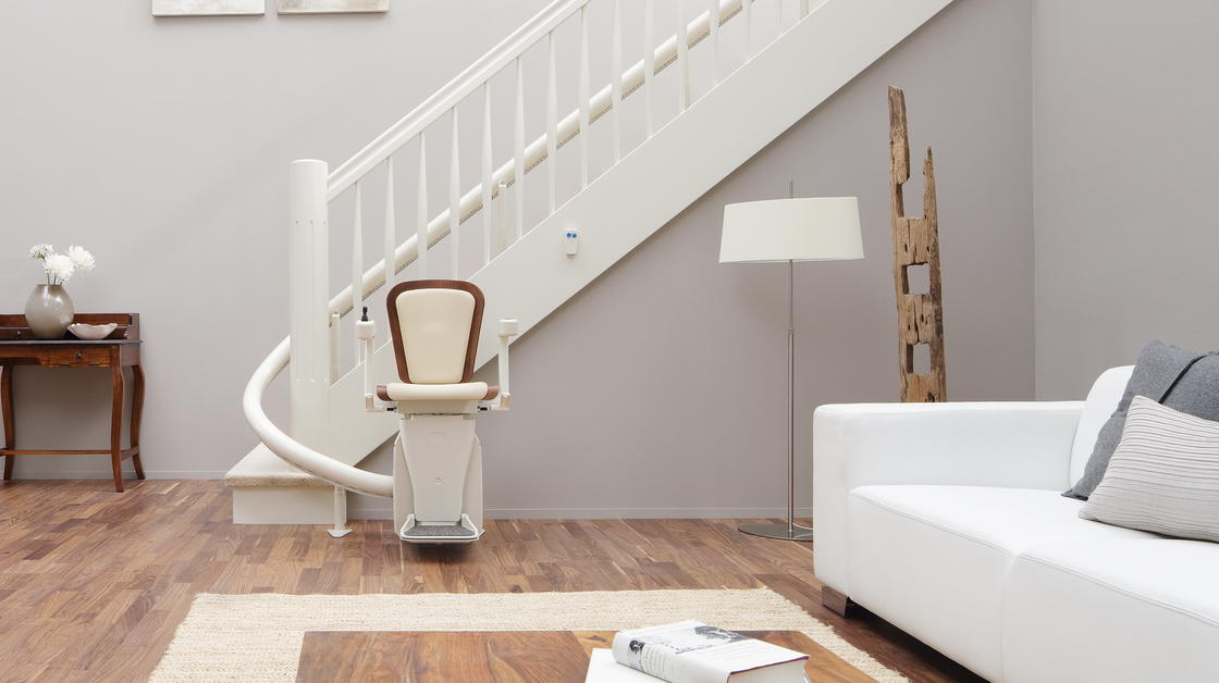 Gerade Treppe in einem Wohnzimmer mit Treppenlift.