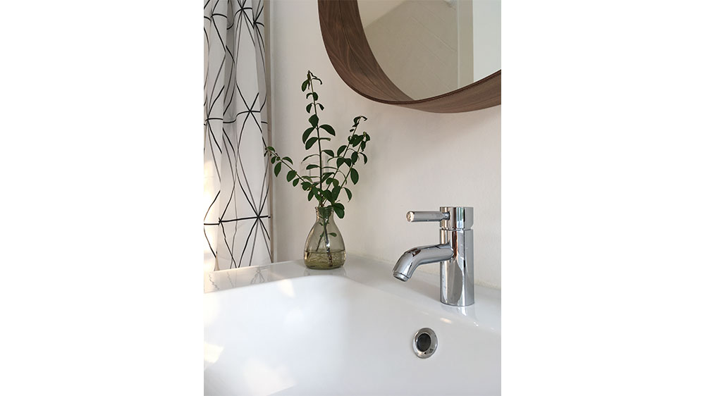Waschbecken mit Blumen