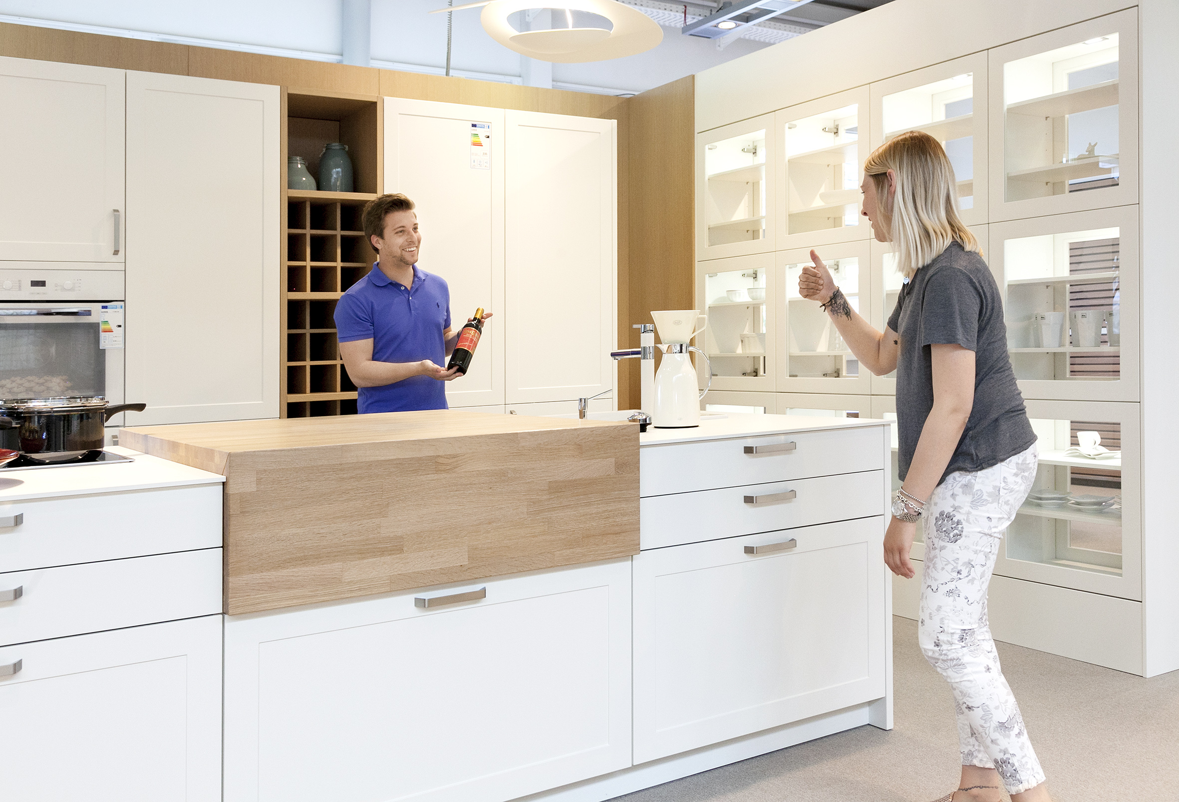Paar steht im Bemusterungszentrum in einer Küche