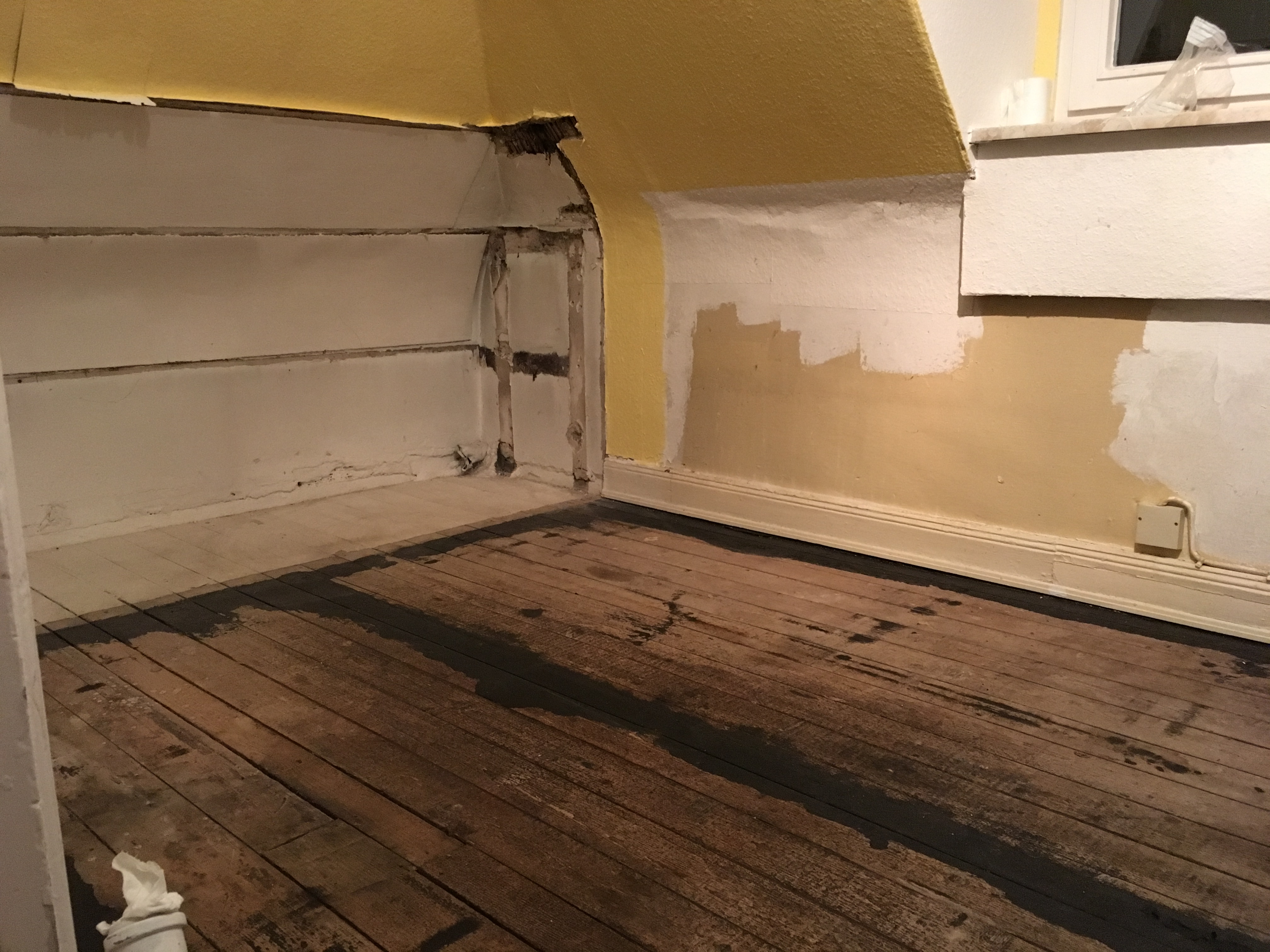 Zimmer Altbau mit unrenovierten Fichtendielen