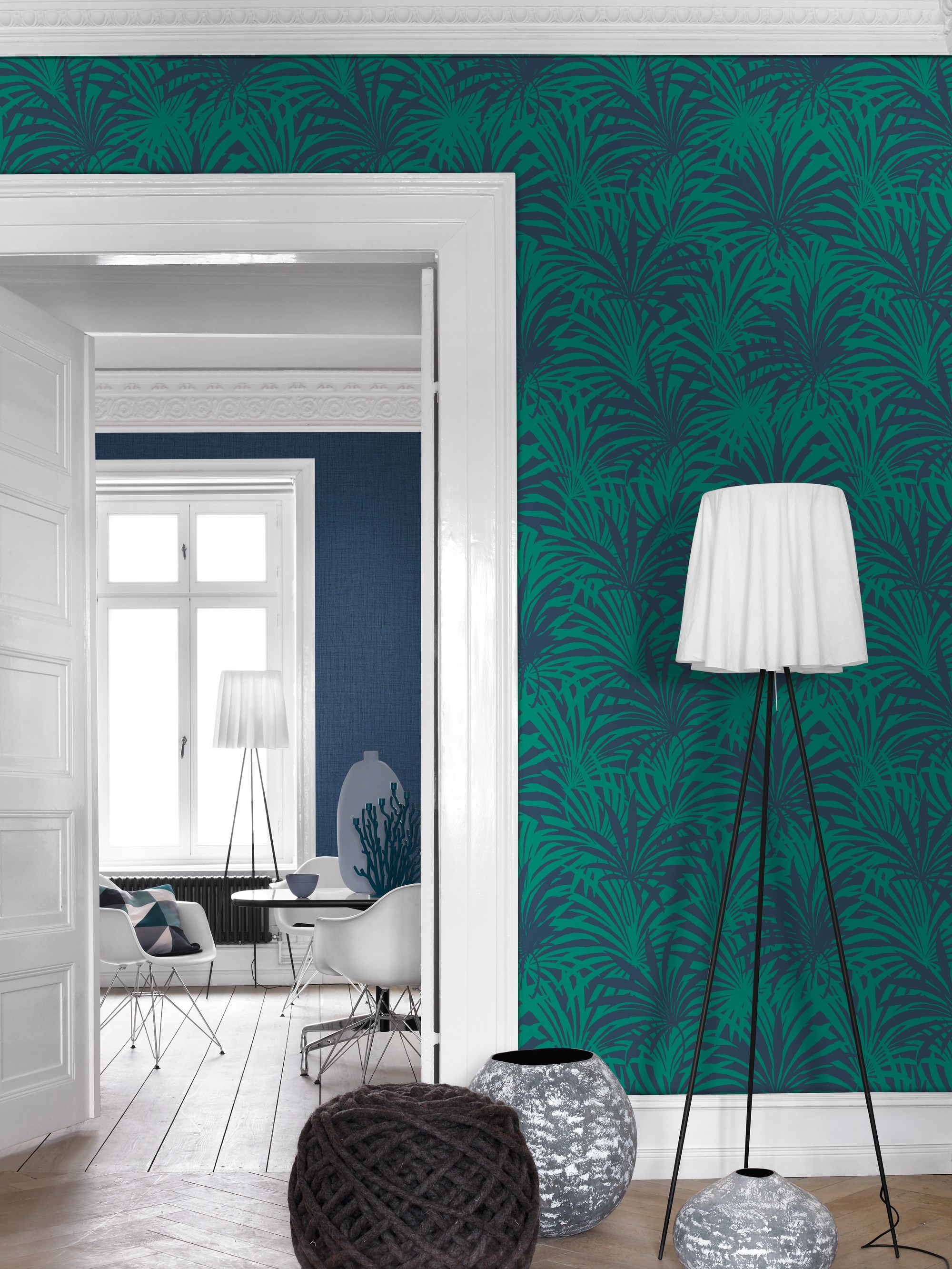 Wohnzimmer mit grüner Rasch-Vliestapete aus der Kollektion "Vanity Fair II"