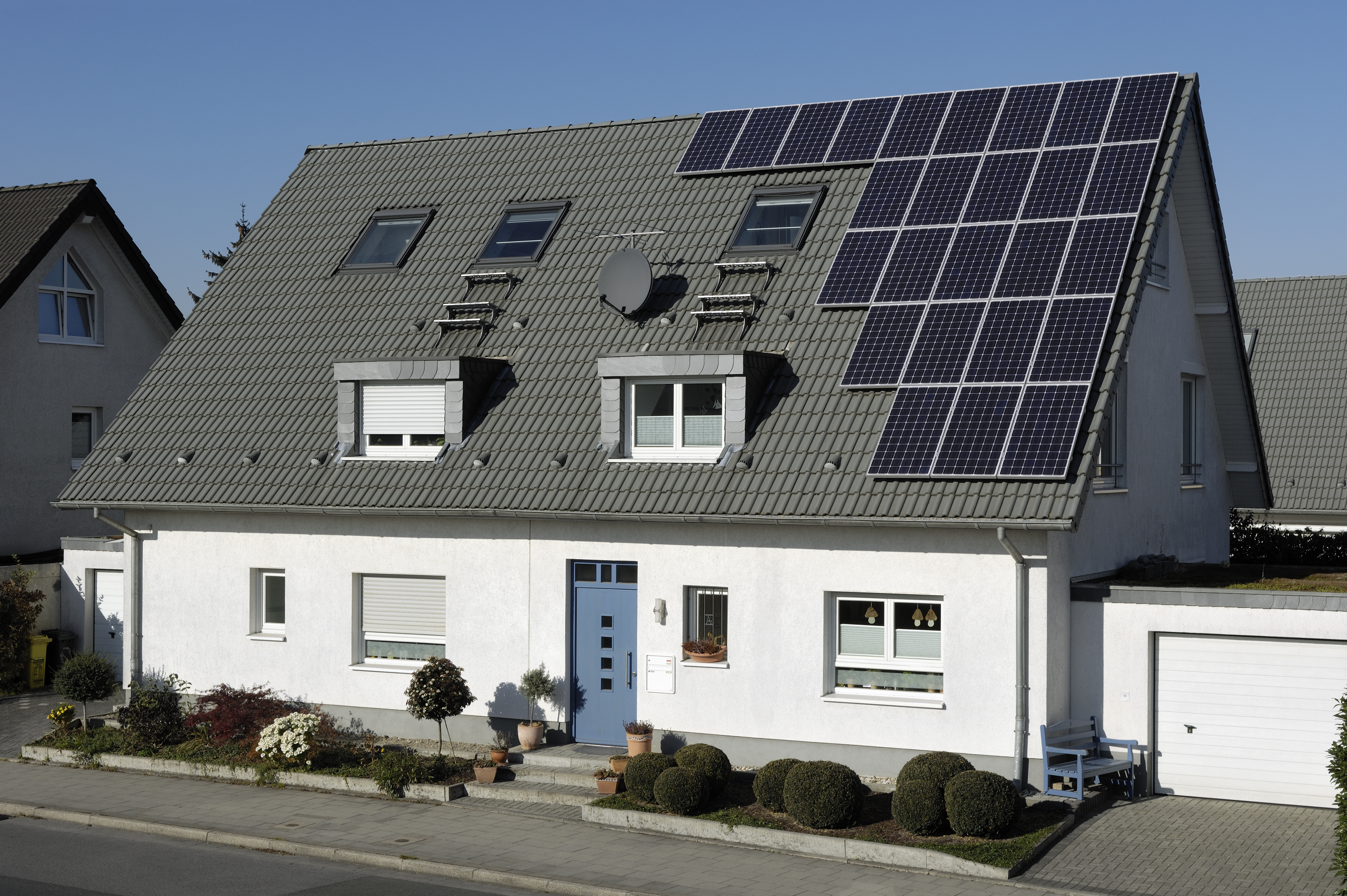 Einfamilienhaus mit Photovoltaikanlage auf dem Dach