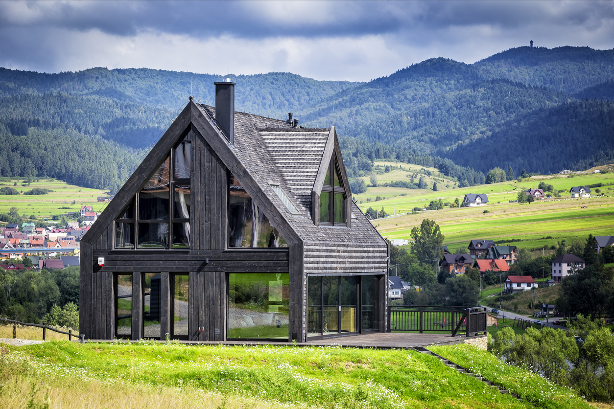 Haus mit grauer Holzfassade