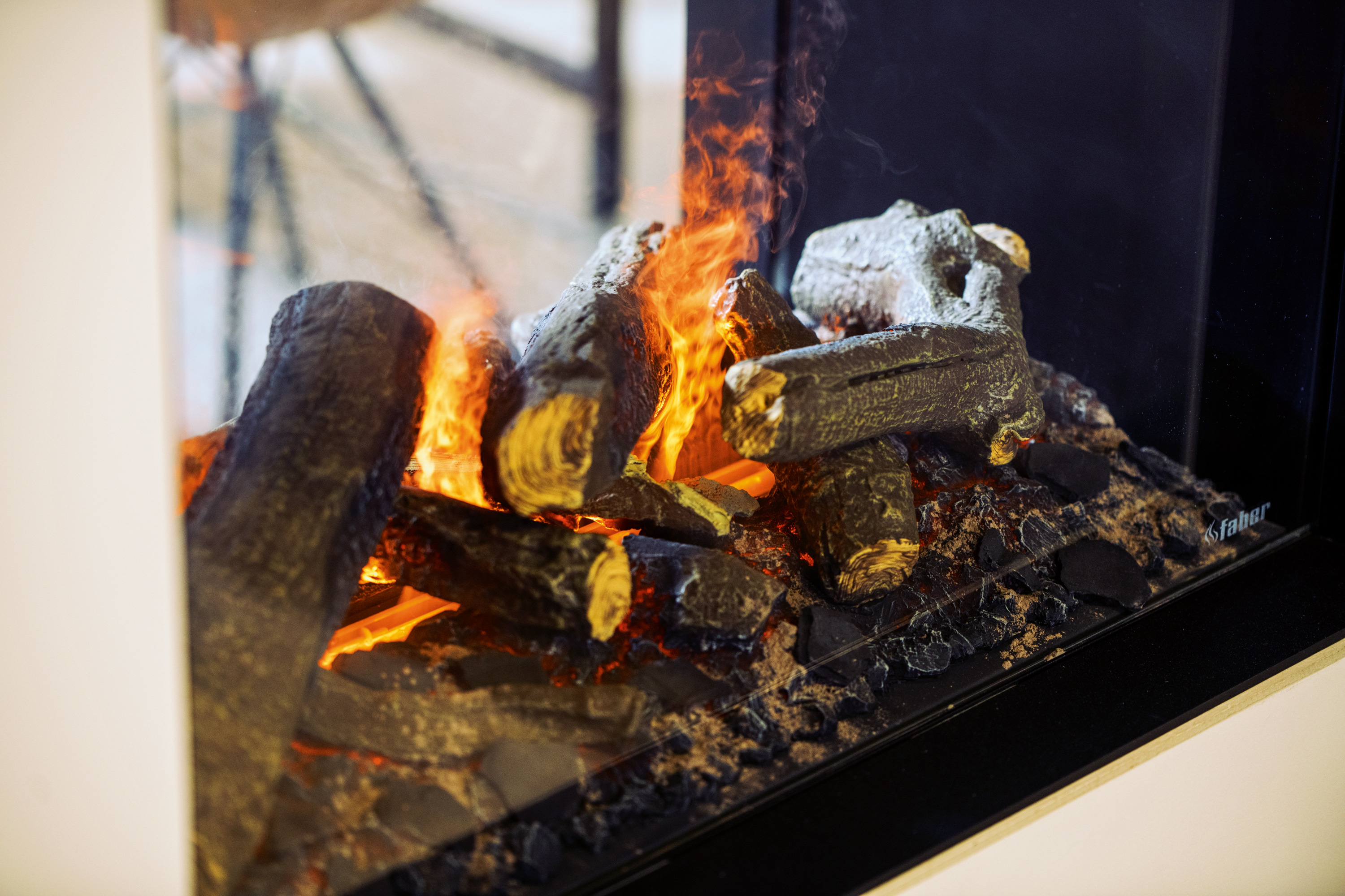 Kamin ohne Holz: Feuer-Imitation durch beleuchteten Wassernebel