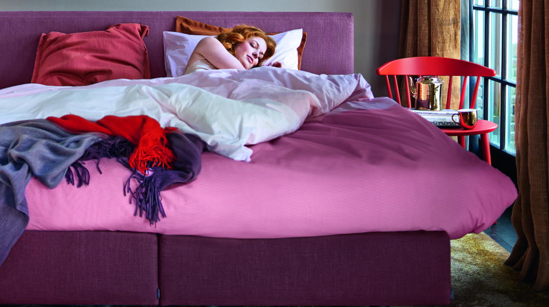Boxspring Bett schlafende Frau