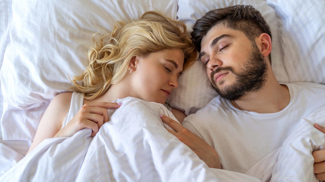 Mann und Frau schlafen im Bett