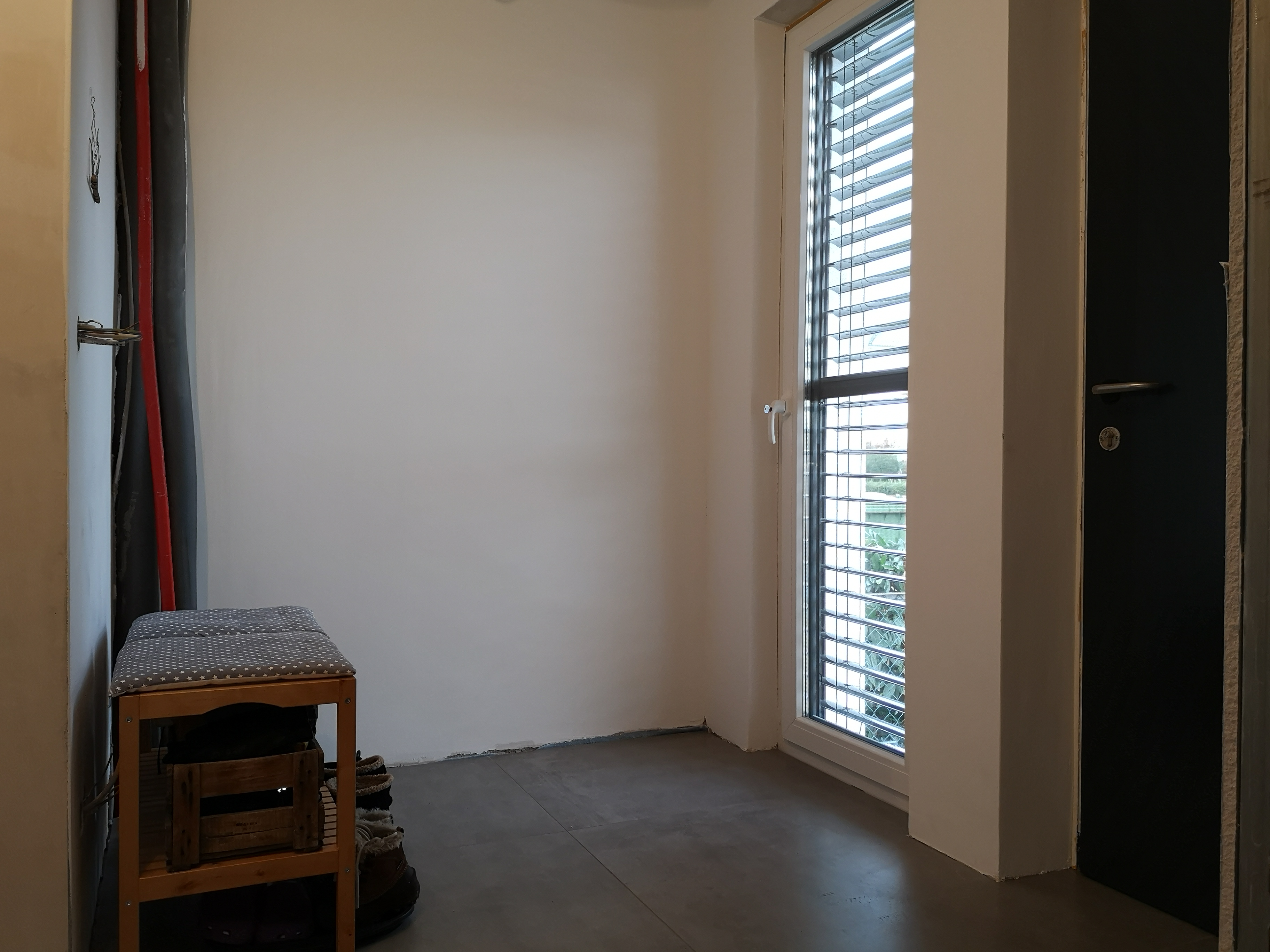 Hauseingang mit geplanter Garderobe