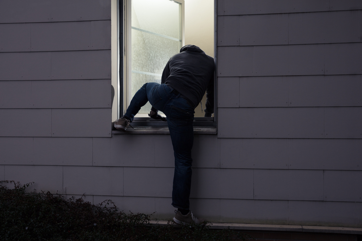 Einbrecher steigt über Fenster in Haus