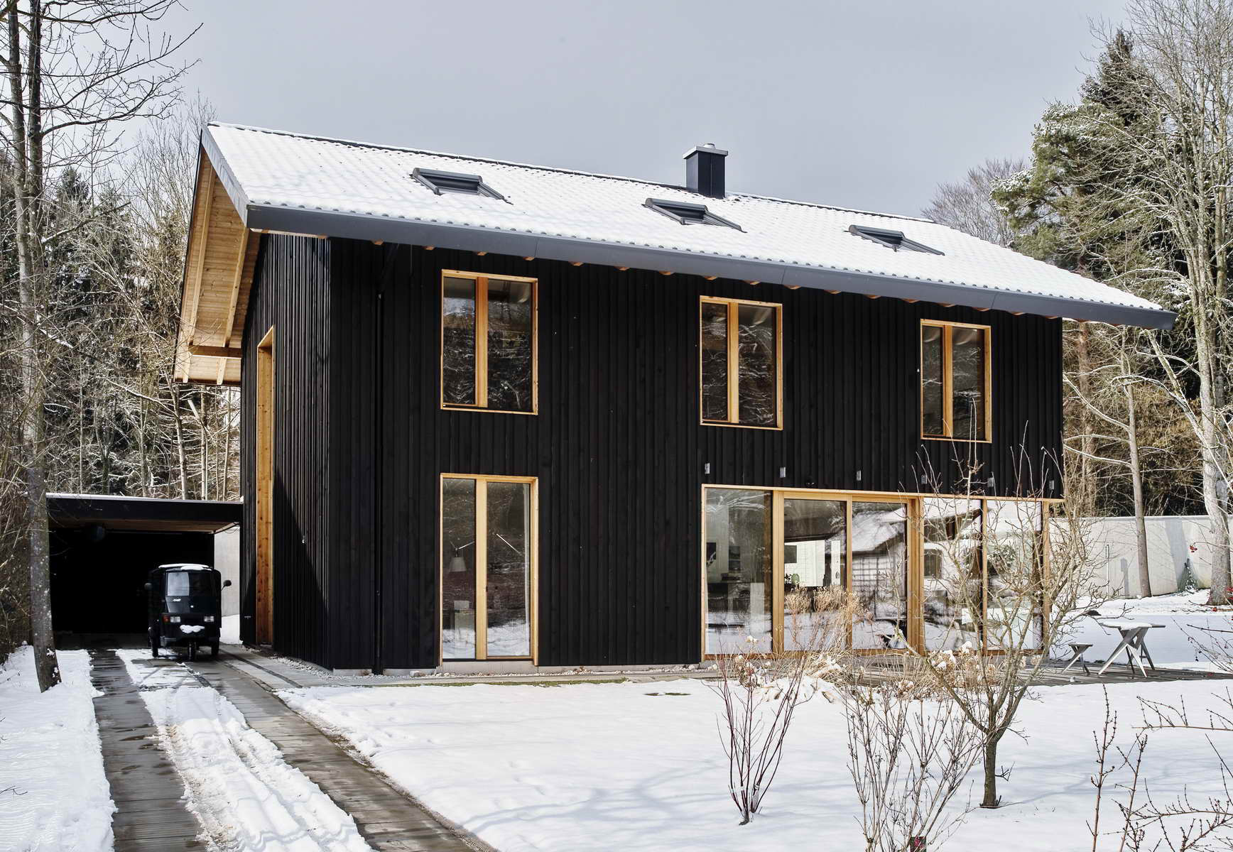 Schwarzes Holzhaus Architektin baut sich ihr Wohnglück
