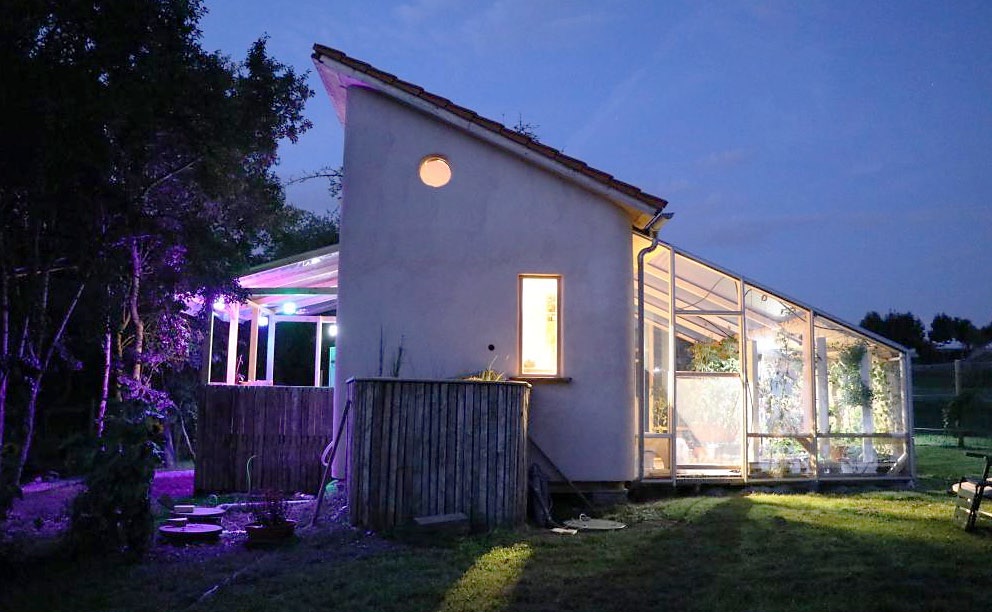 Tiny House "Ownhome" bei Nacht