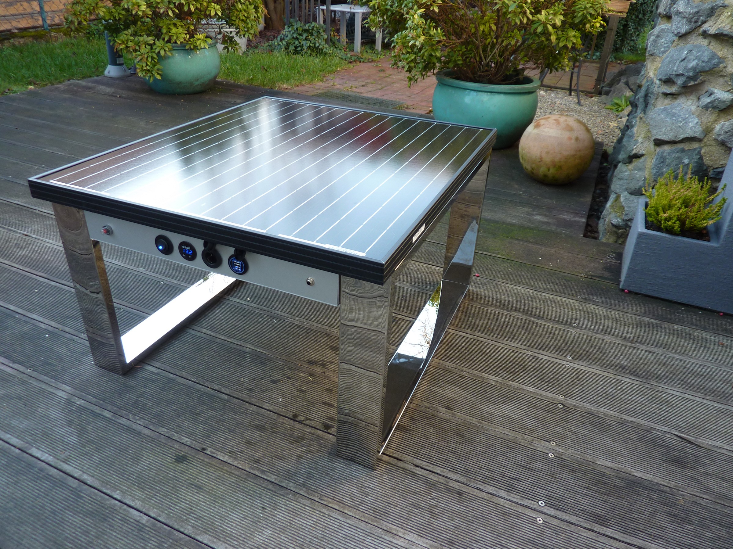 Loungetisch für Draußen mit einem Solarmodul als Tischplatte
