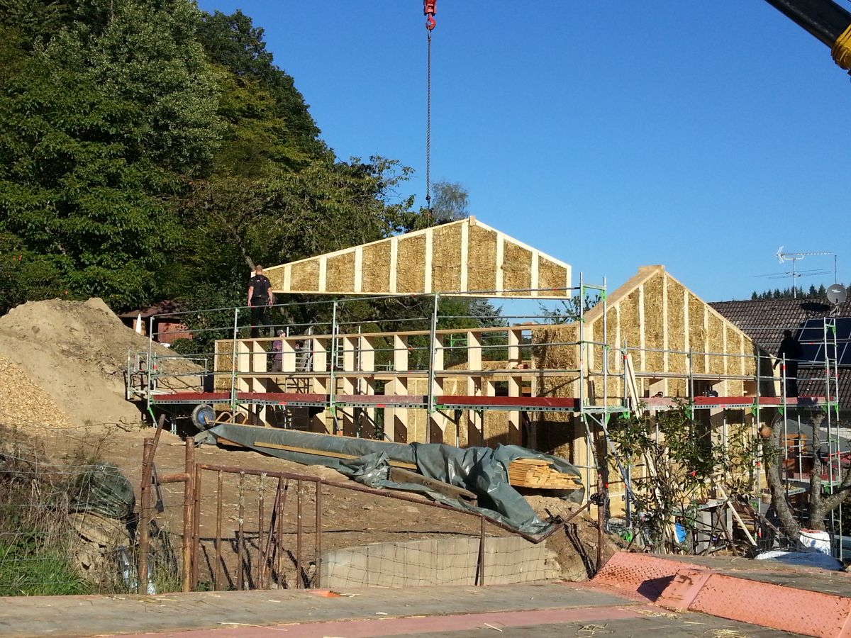 Aufbau eines mit Stroh gedämmten Giebels im Holzständerwerk.