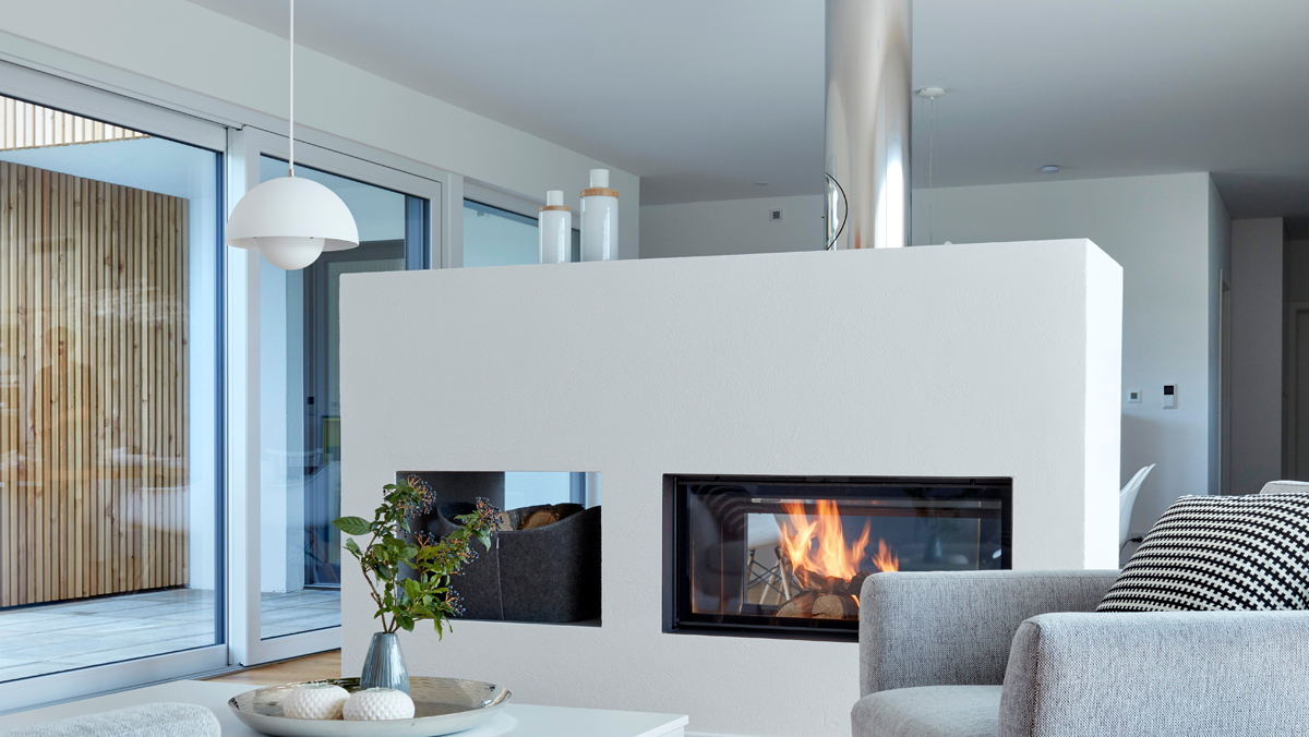 Moderner Kamin im Wohnzimmer eines Neubaus